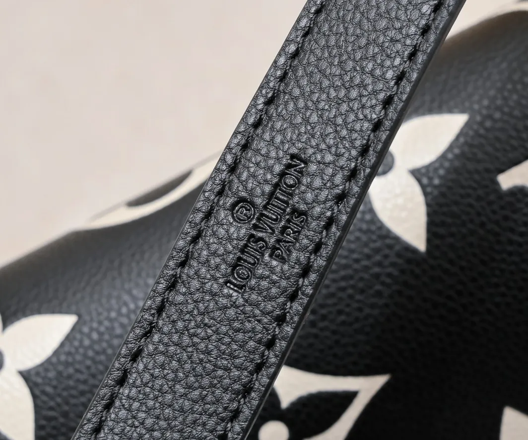 ¥340💰 Exclusive real shot-upgraded version ‼ ️M46386 black M46388 white M45985 full leather baguette series new Diane handbag Diane satchel is made of Monogram Empreinte, made of the brand's iconic embossed leather. This versatile bag comes with a removable leather shoulder strap that can be worn over the shoulder or by hand, as well as a roomy removable jacquard crossbody bag with 'Louis Vuitton' printed strap. This versatile bag can be styled in chic or sporty fashion to match the overall style or mood. Dimensions: 25.0×9.0×15.0 cm.