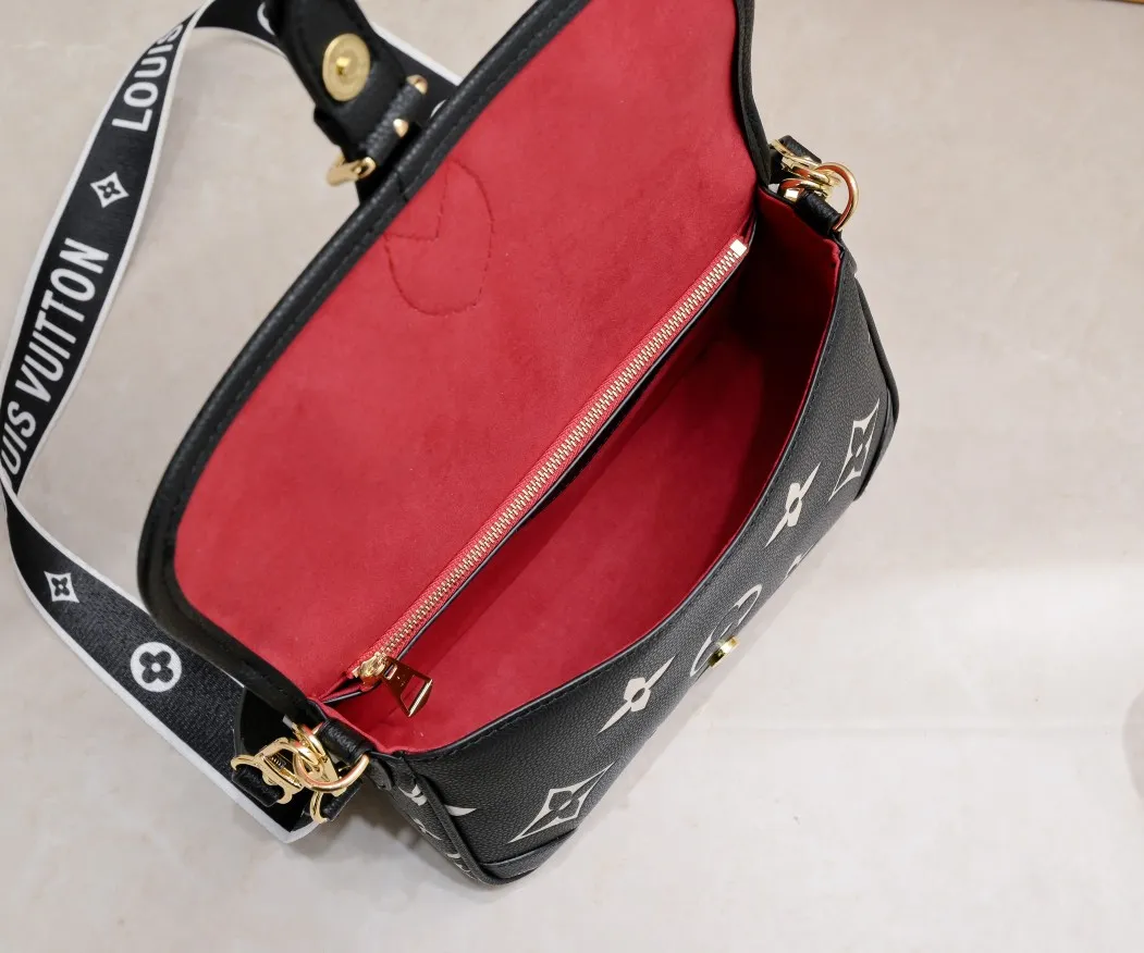 ¥340💰 Exclusive real shot-upgraded version ‼ ️M46386 black M46388 white M45985 full leather baguette series new Diane handbag Diane satchel is made of Monogram Empreinte, made of the brand's iconic embossed leather. This versatile bag comes with a removable leather shoulder strap that can be worn over the shoulder or by hand, as well as a roomy removable jacquard crossbody bag with 'Louis Vuitton' printed strap. This versatile bag can be styled in chic or sporty fashion to match the overall style or mood. Dimensions: 25.0×9.0×15.0 cm.