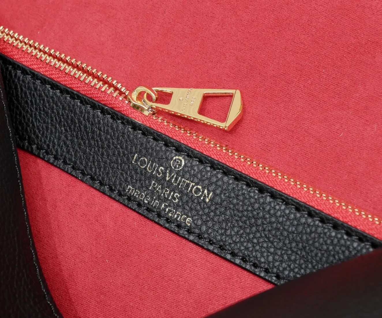 ¥340💰 Exclusive real shot-upgraded version ‼ ️M46386 black M46388 white M45985 full leather baguette series new Diane handbag Diane satchel is made of Monogram Empreinte, made of the brand's iconic embossed leather. This versatile bag comes with a removable leather shoulder strap that can be worn over the shoulder or by hand, as well as a roomy removable jacquard crossbody bag with 'Louis Vuitton' printed strap. This versatile bag can be styled in chic or sporty fashion to match the overall style or mood. Dimensions: 25.0×9.0×15.0 cm.
