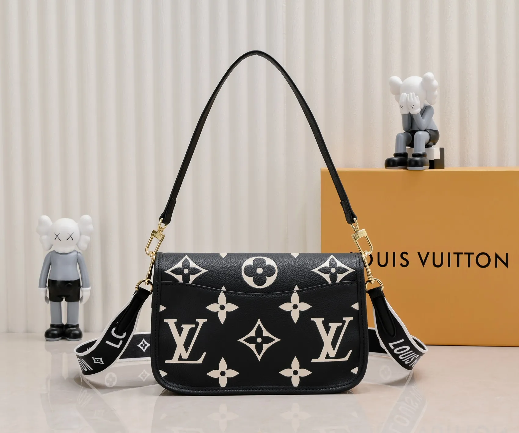 ¥340💰 Exclusive real shot-upgraded version ‼ ️M46386 black M46388 white M45985 full leather baguette series new Diane handbag Diane satchel is made of Monogram Empreinte, made of the brand's iconic embossed leather. This versatile bag comes with a removable leather shoulder strap that can be worn over the shoulder or by hand, as well as a roomy removable jacquard crossbody bag with 'Louis Vuitton' printed strap. This versatile bag can be styled in chic or sporty fashion to match the overall style or mood. Dimensions: 25.0×9.0×15.0 cm.