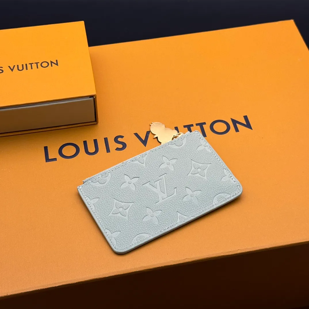 💰140 💎Top Original #Green 🇫🇷 This Romy card holder is from the Louis Vuitton x Takashi Murakami cross-border collaboration series. It renders fresh colors for Monogram Empreinte leather, subtly paying tribute to the rainbow tones painted by Japanese artists. Colorful Monogram coated canvas accents the patch pockets, and the panda-shaped zipper pull of the zippered coin bag adds new season interest. Model: M13800 Dimensions: 8 x 0.8 x 12 cm (H x W x Length)