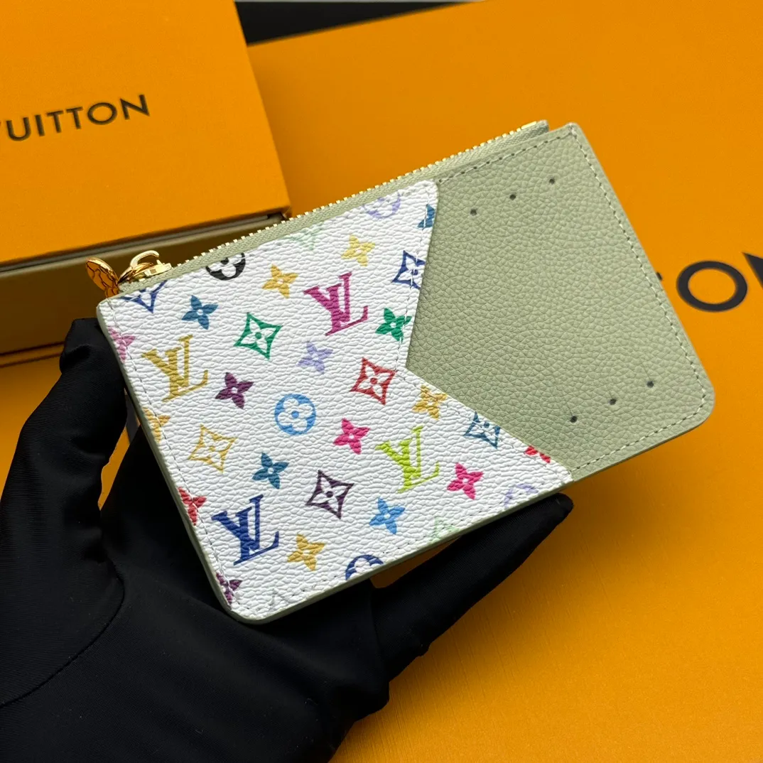💰140 💎Top Original #Green 🇫🇷 This Romy card holder is from the Louis Vuitton x Takashi Murakami cross-border collaboration series. It renders fresh colors for Monogram Empreinte leather, subtly paying tribute to the rainbow tones painted by Japanese artists. Colorful Monogram coated canvas accents the patch pockets, and the panda-shaped zipper pull of the zippered coin bag adds new season interest. Model: M13800 Dimensions: 8 x 0.8 x 12 cm (H x W x Length)