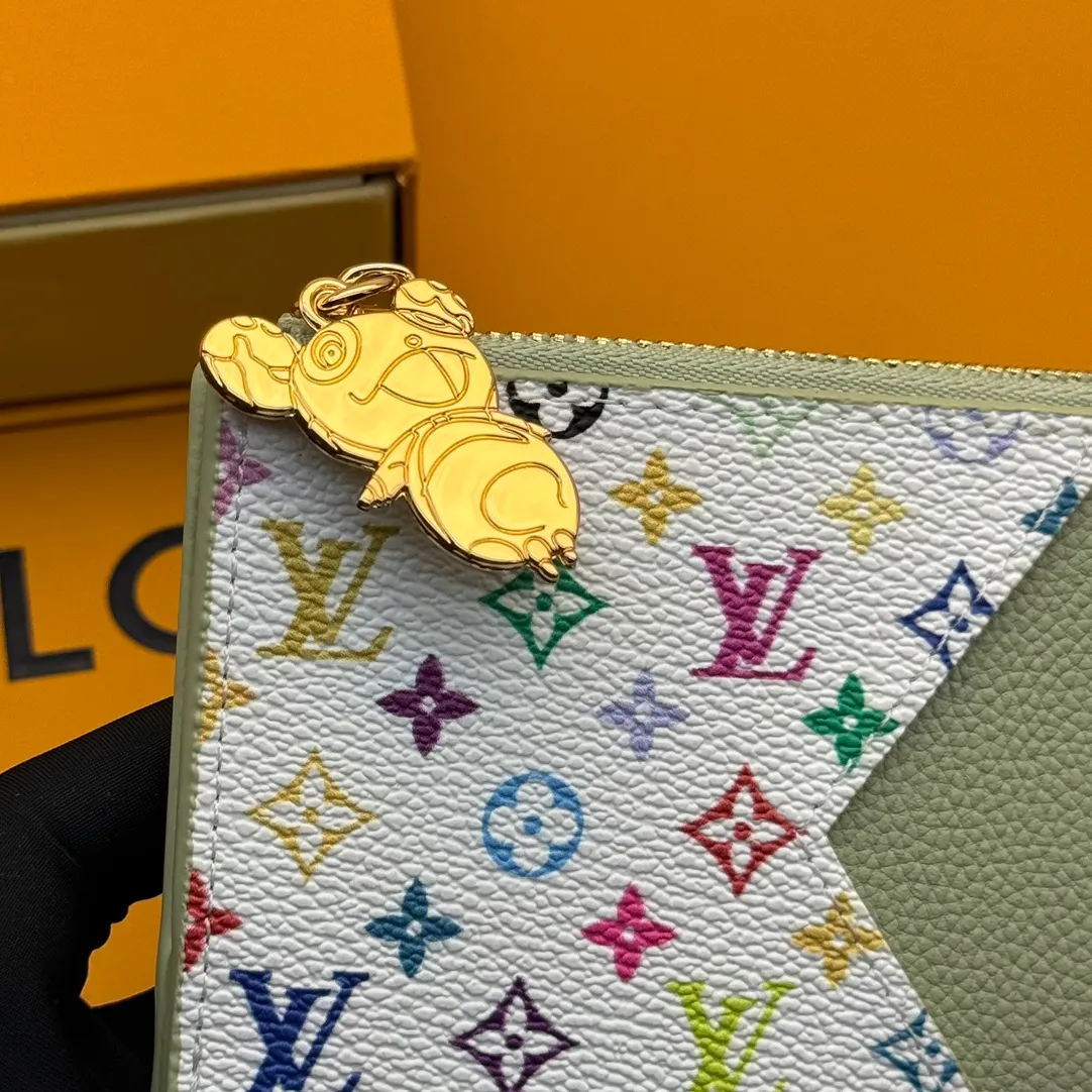 💰140 💎Top Original #Green 🇫🇷 This Romy card holder is from the Louis Vuitton x Takashi Murakami cross-border collaboration series. It renders fresh colors for Monogram Empreinte leather, subtly paying tribute to the rainbow tones painted by Japanese artists. Colorful Monogram coated canvas accents the patch pockets, and the panda-shaped zipper pull of the zippered coin bag adds new season interest. Model: M13800 Dimensions: 8 x 0.8 x 12 cm (H x W x Length)
