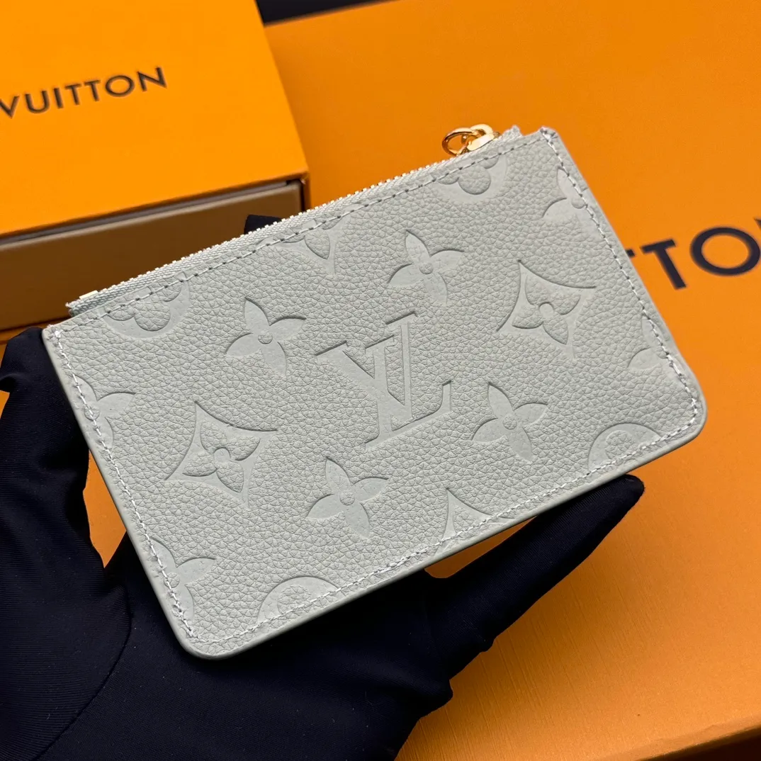 💰140 💎Top Original #Green 🇫🇷 This Romy card holder is from the Louis Vuitton x Takashi Murakami cross-border collaboration series. It renders fresh colors for Monogram Empreinte leather, subtly paying tribute to the rainbow tones painted by Japanese artists. Colorful Monogram coated canvas accents the patch pockets, and the panda-shaped zipper pull of the zippered coin bag adds new season interest. Model: M13800 Dimensions: 8 x 0.8 x 12 cm (H x W x Length)