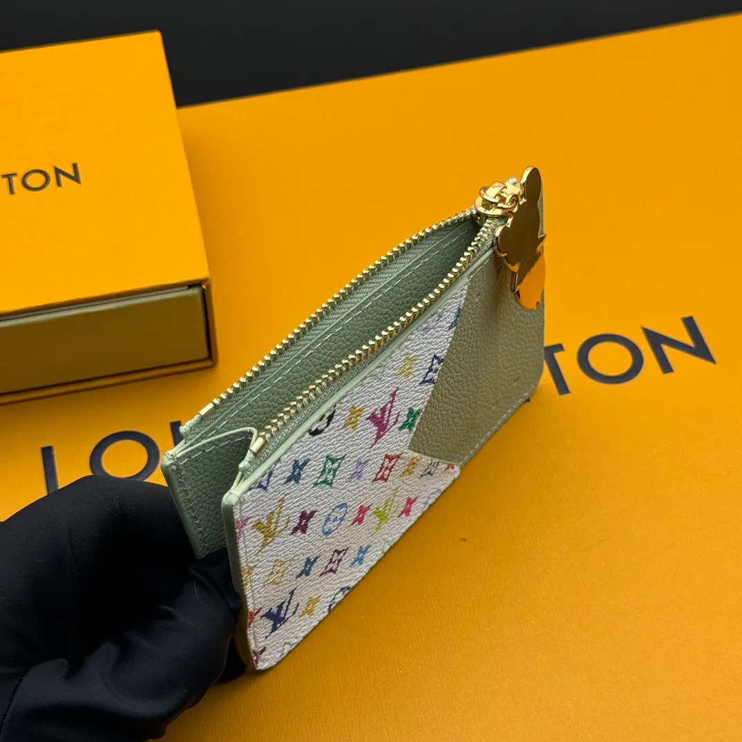 💰140 💎Top Original #Green 🇫🇷 This Romy card holder is from the Louis Vuitton x Takashi Murakami cross-border collaboration series. It renders fresh colors for Monogram Empreinte leather, subtly paying tribute to the rainbow tones painted by Japanese artists. Colorful Monogram coated canvas accents the patch pockets, and the panda-shaped zipper pull of the zippered coin bag adds new season interest. Model: M13800 Dimensions: 8 x 0.8 x 12 cm (H x W x Length)
