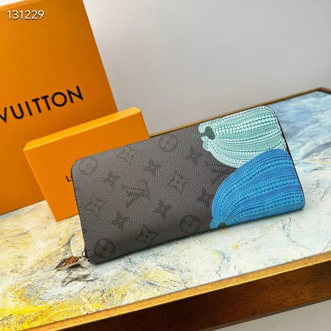 p130💰 M63095 This LV x YK straight zipper wallet is derived from the Louis Vuitton x Yayoi Kusama joint series, showing the brand's passion for the art world. Yayoi Kusama has had a special liking for pumpkins since she was a child. She was deeply attracted by their warmth and cute shapes, which inspired her creation. The classic wallet style is printed with a checkered pumpkin print pattern, adding bright and colorful geometric embellishments to the Monogram Eclipse Reverse canvas, creating a fun, unique and practical daily accessory. 10 cm