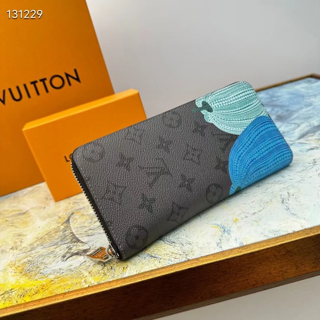 p130💰 M63095 This LV x YK straight zipper wallet is derived from the Louis Vuitton x Yayoi Kusama joint series, showing the brand's passion for the art world. Yayoi Kusama has had a special liking for pumpkins since she was a child. She was deeply attracted by their warmth and cute shapes, which inspired her creation. The classic wallet style is printed with a checkered pumpkin print pattern, adding bright and colorful geometric embellishments to the Monogram Eclipse Reverse canvas, creating a fun, unique and practical daily accessory. 10 cm