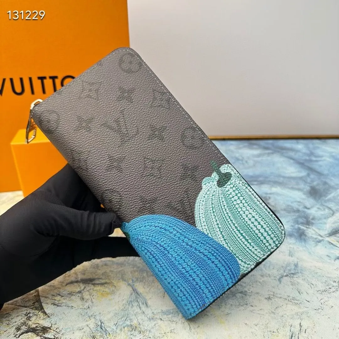 p130💰 M63095 This LV x YK straight zipper wallet is derived from the Louis Vuitton x Yayoi Kusama joint series, showing the brand's passion for the art world. Yayoi Kusama has had a special liking for pumpkins since she was a child. She was deeply attracted by their warmth and cute shapes, which inspired her creation. The classic wallet style is printed with a checkered pumpkin print pattern, adding bright and colorful geometric embellishments to the Monogram Eclipse Reverse canvas, creating a fun, unique and practical daily accessory. 10 cm