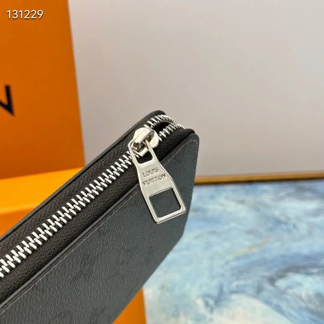 p130💰 M63095 This LV x YK straight zipper wallet is derived from the Louis Vuitton x Yayoi Kusama joint series, showing the brand's passion for the art world. Yayoi Kusama has had a special liking for pumpkins since she was a child. She was deeply attracted by their warmth and cute shapes, which inspired her creation. The classic wallet style is printed with a checkered pumpkin print pattern, adding bright and colorful geometric embellishments to the Monogram Eclipse Reverse canvas, creating a fun, unique and practical daily accessory. 10 cm