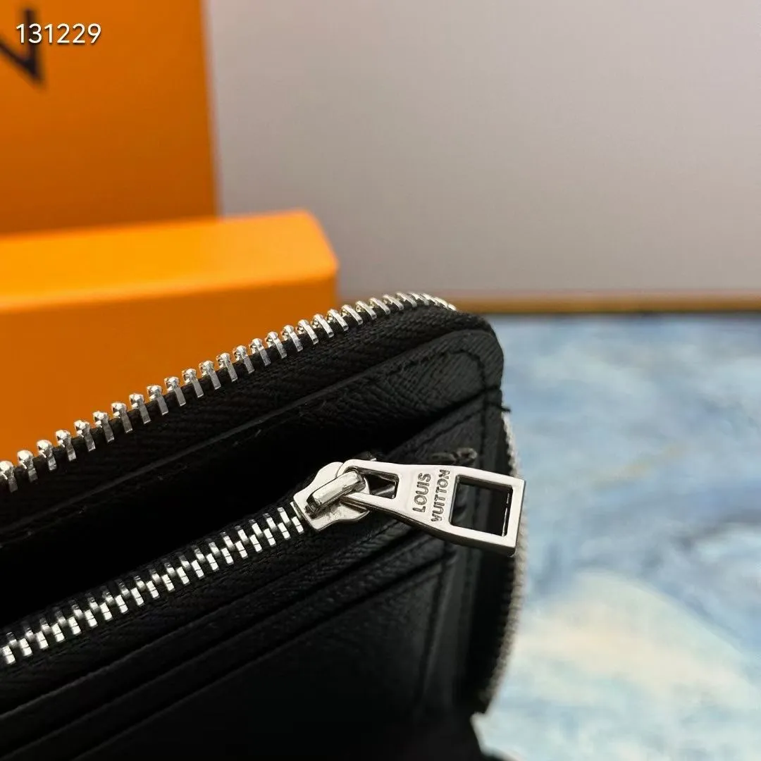 p130💰 M63095 This LV x YK straight zipper wallet is derived from the Louis Vuitton x Yayoi Kusama joint series, showing the brand's passion for the art world. Yayoi Kusama has had a special liking for pumpkins since she was a child. She was deeply attracted by their warmth and cute shapes, which inspired her creation. The classic wallet style is printed with a checkered pumpkin print pattern, adding bright and colorful geometric embellishments to the Monogram Eclipse Reverse canvas, creating a fun, unique and practical daily accessory. 10 cm