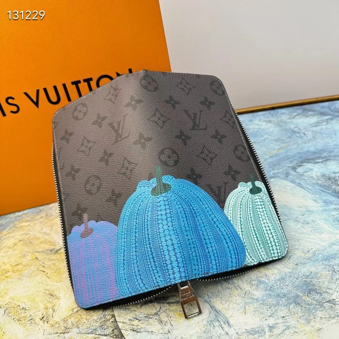 p130💰 M63095 This LV x YK straight zipper wallet is derived from the Louis Vuitton x Yayoi Kusama joint series, showing the brand's passion for the art world. Yayoi Kusama has had a special liking for pumpkins since she was a child. She was deeply attracted by their warmth and cute shapes, which inspired her creation. The classic wallet style is printed with a checkered pumpkin print pattern, adding bright and colorful geometric embellishments to the Monogram Eclipse Reverse canvas, creating a fun, unique and practical daily accessory. 10 cm
