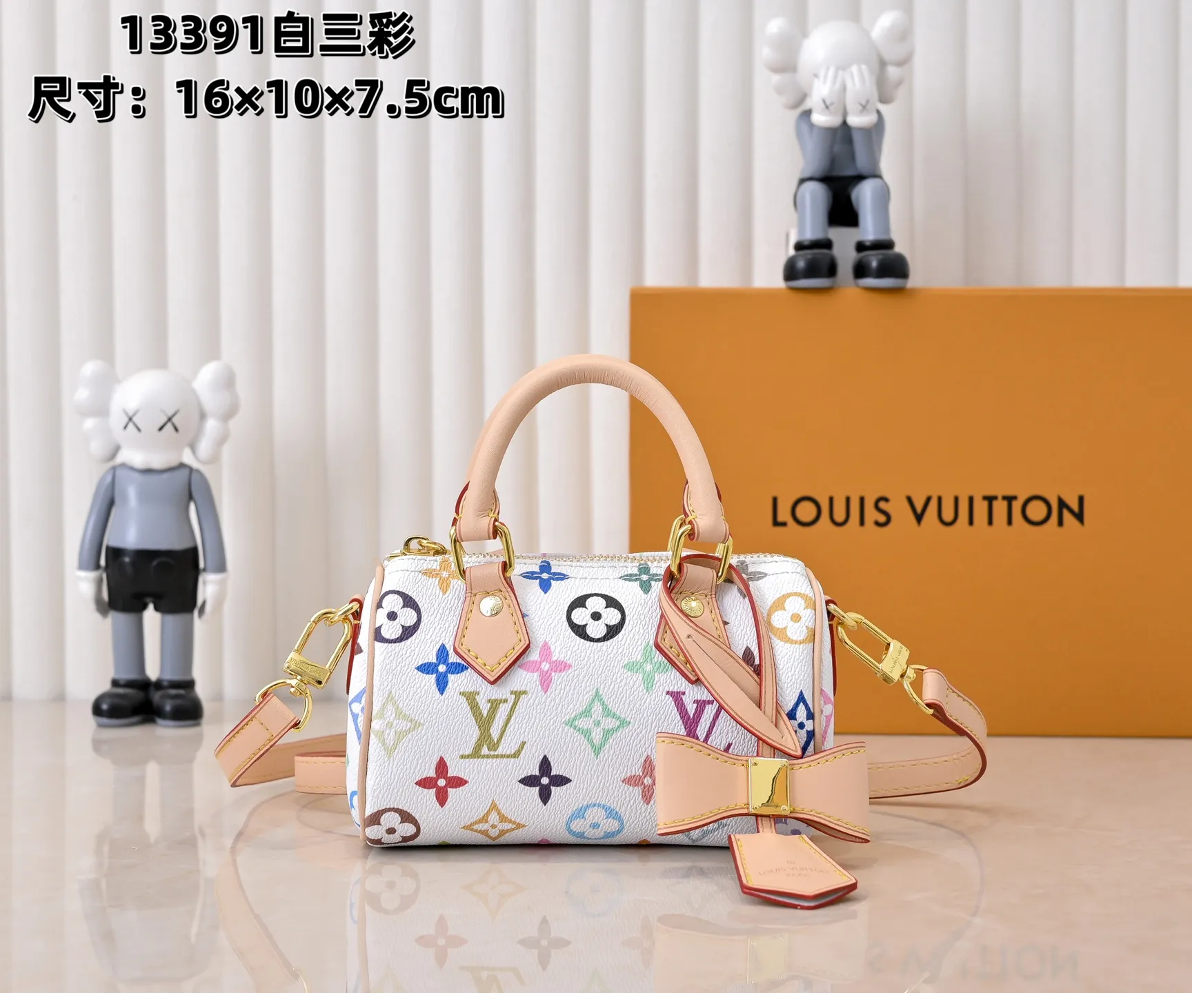 Upgraded version 140 M13406 M13391 (real shot, real shot, version matching method) M81085 new denim lv Murakami Takashi co-branded NANOSPEEDY handbag This Nano Speedy handbag combines Monogram canvas and cow leather trim printing, with 33 colorful colors to interpret the white tricolor and black tricolor. It has been launched in twelve pieces and is very popular around the world and is loved by celebrities and celebrities. 16x10x7.5cm