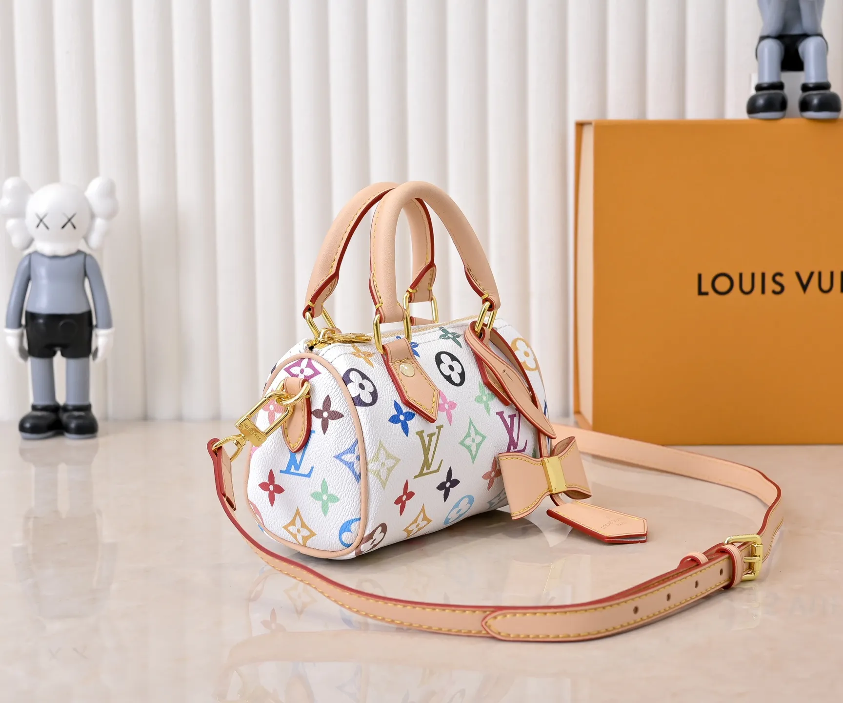 Upgraded version 140 M13406 M13391 (real shot, real shot, version matching method) M81085 new denim lv Murakami Takashi co-branded NANOSPEEDY handbag This Nano Speedy handbag combines Monogram canvas and cow leather trim printing, with 33 colorful colors to interpret the white tricolor and black tricolor. It has been launched in twelve pieces and is very popular around the world and is loved by celebrities and celebrities. 16x10x7.5cm