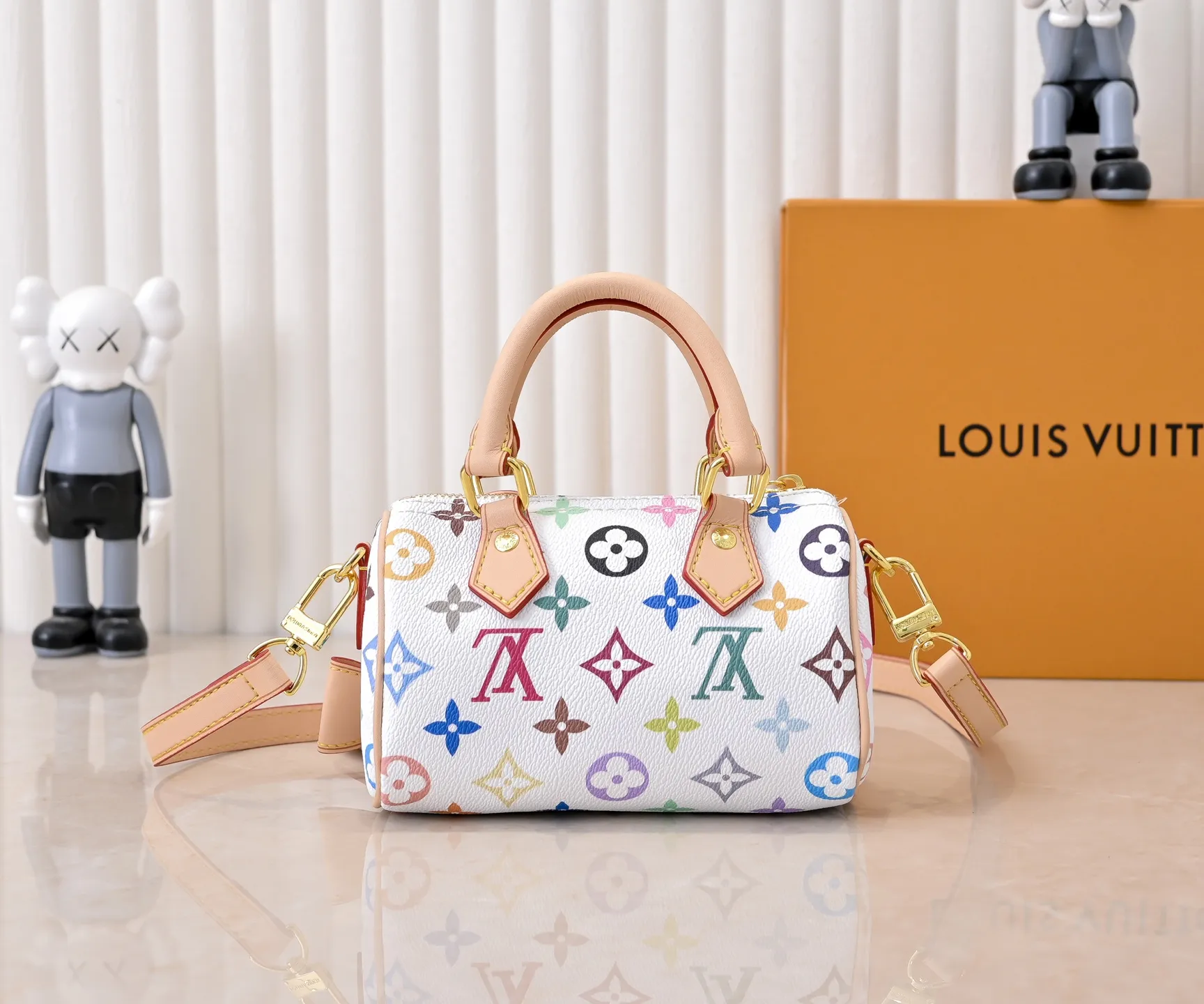 Upgraded version 140 M13406 M13391 (real shot, real shot, version matching method) M81085 new denim lv Murakami Takashi co-branded NANOSPEEDY handbag This Nano Speedy handbag combines Monogram canvas and cow leather trim printing, with 33 colorful colors to interpret the white tricolor and black tricolor. It has been launched in twelve pieces and is very popular around the world and is loved by celebrities and celebrities. 16x10x7.5cm