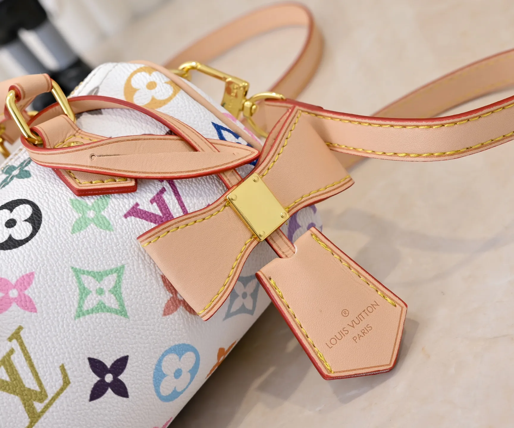 Upgraded version 140 M13406 M13391 (real shot, real shot, version matching method) M81085 new denim lv Murakami Takashi co-branded NANOSPEEDY handbag This Nano Speedy handbag combines Monogram canvas and cow leather trim printing, with 33 colorful colors to interpret the white tricolor and black tricolor. It has been launched in twelve pieces and is very popular around the world and is loved by celebrities and celebrities. 16x10x7.5cm