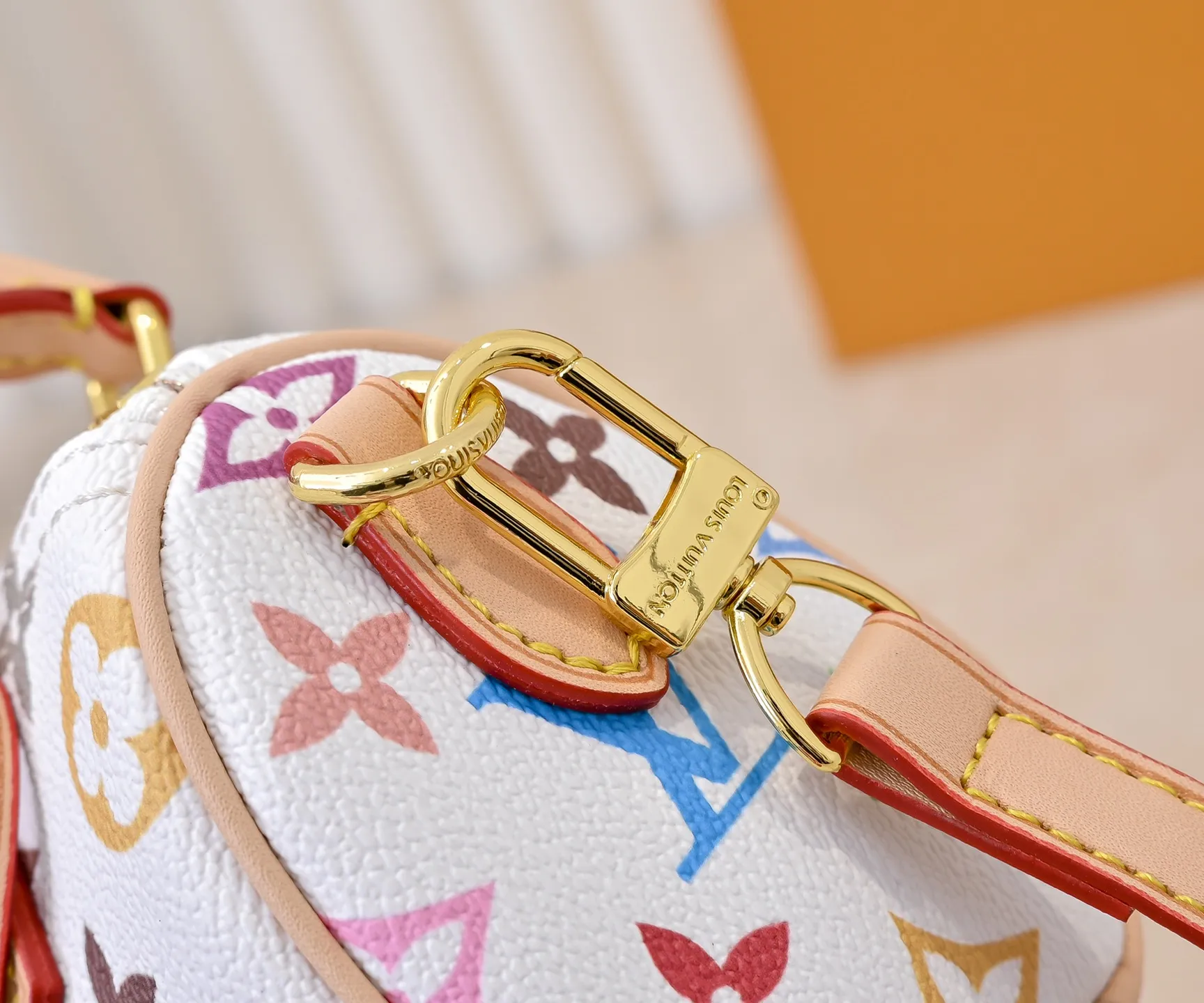 Upgraded version 140 M13406 M13391 (real shot, real shot, version matching method) M81085 new denim lv Murakami Takashi co-branded NANOSPEEDY handbag This Nano Speedy handbag combines Monogram canvas and cow leather trim printing, with 33 colorful colors to interpret the white tricolor and black tricolor. It has been launched in twelve pieces and is very popular around the world and is loved by celebrities and celebrities. 16x10x7.5cm