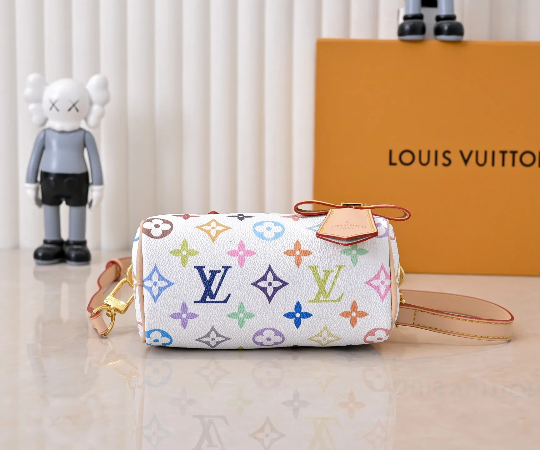 Upgraded version 140 M13406 M13391 (real shot, real shot, version matching method) M81085 new denim lv Murakami Takashi co-branded NANOSPEEDY handbag This Nano Speedy handbag combines Monogram canvas and cow leather trim printing, with 33 colorful colors to interpret the white tricolor and black tricolor. It has been launched in twelve pieces and is very popular around the world and is loved by celebrities and celebrities. 16x10x7.5cm