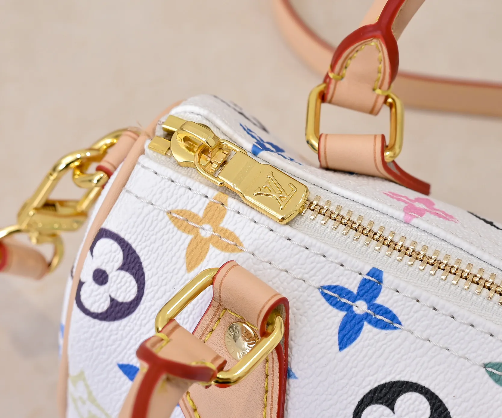 Upgraded version 140 M13406 M13391 (real shot, real shot, version matching method) M81085 new denim lv Murakami Takashi co-branded NANOSPEEDY handbag This Nano Speedy handbag combines Monogram canvas and cow leather trim printing, with 33 colorful colors to interpret the white tricolor and black tricolor. It has been launched in twelve pieces and is very popular around the world and is loved by celebrities and celebrities. 16x10x7.5cm
