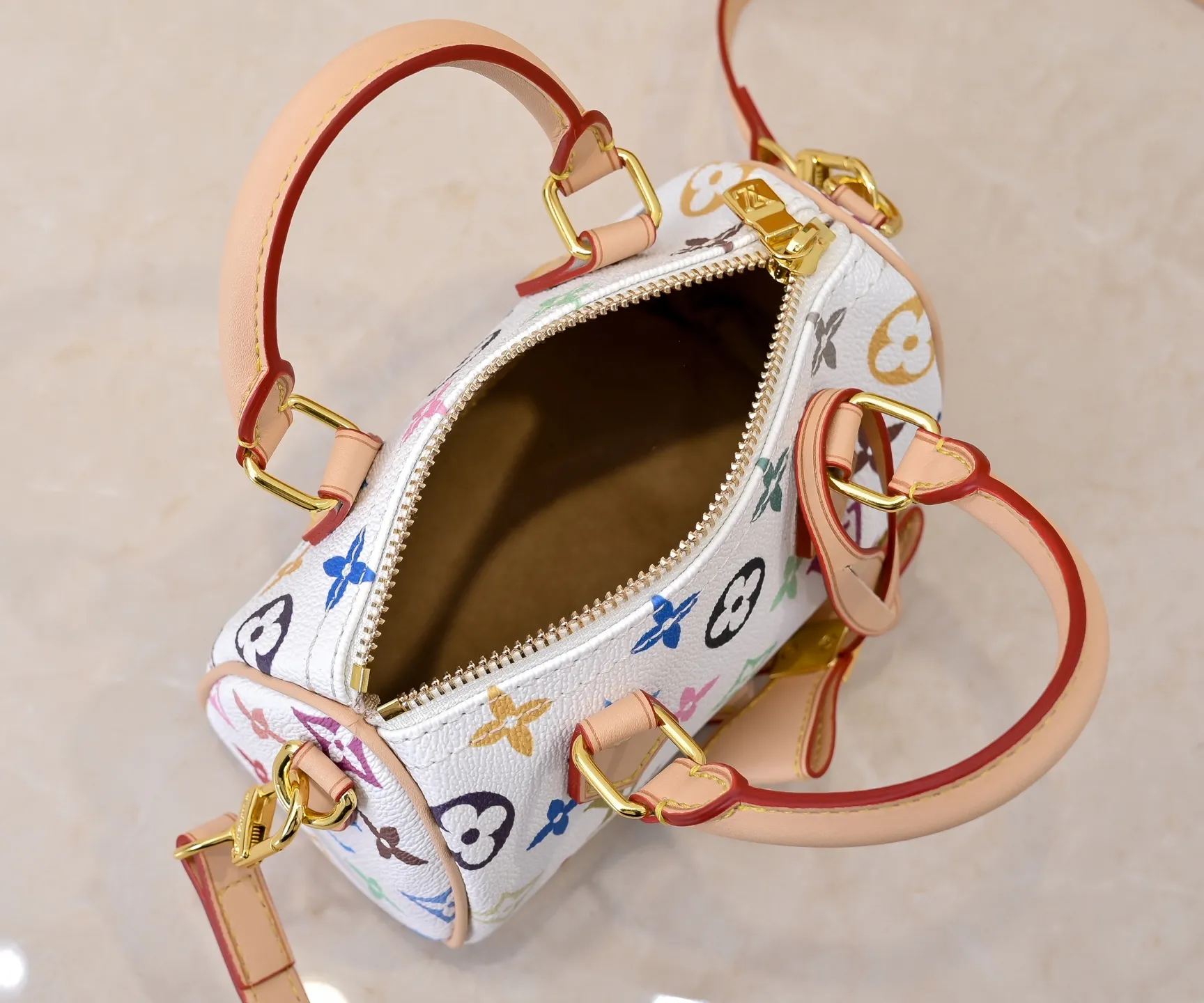 Upgraded version 140 M13406 M13391 (real shot, real shot, version matching method) M81085 new denim lv Murakami Takashi co-branded NANOSPEEDY handbag This Nano Speedy handbag combines Monogram canvas and cow leather trim printing, with 33 colorful colors to interpret the white tricolor and black tricolor. It has been launched in twelve pieces and is very popular around the world and is loved by celebrities and celebrities. 16x10x7.5cm