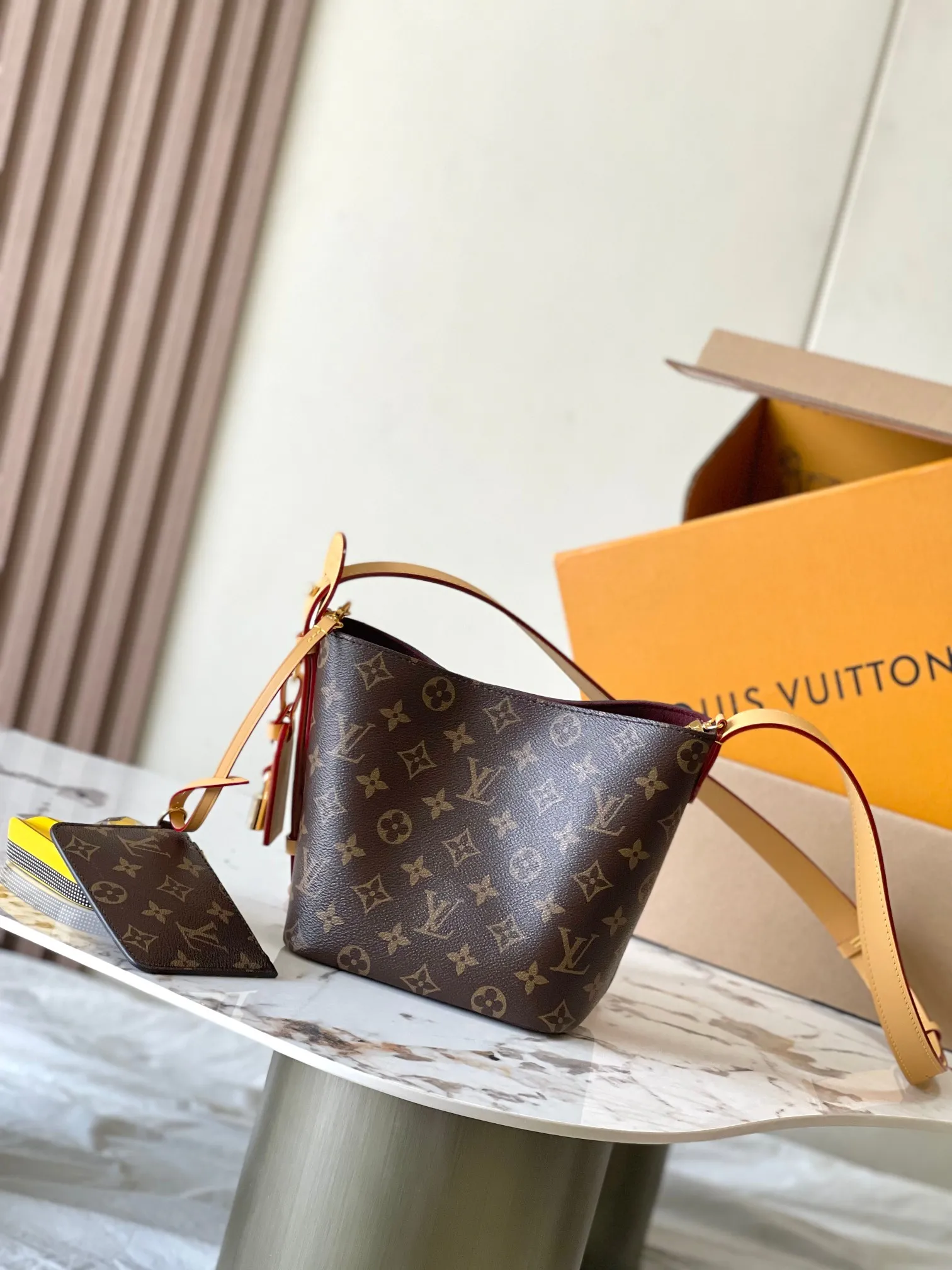 p1660 [Special grade MB chip version original leather] This All InBB handbag Model: M12925 Presbyopia 163c01 chip version Material: A-grade all-steel hardware, imported original fabric Packaging: Full set of original duty-free MB packaging Dimensions: 16 x 13.8 x 12 cm