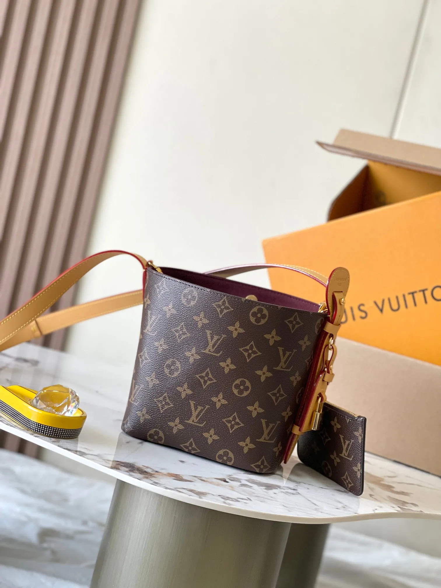 p1660 [Special grade MB chip version original leather] This All InBB handbag Model: M12925 Presbyopia 163c01 chip version Material: A-grade all-steel hardware, imported original fabric Packaging: Full set of original duty-free MB packaging Dimensions: 16 x 13.8 x 12 cm