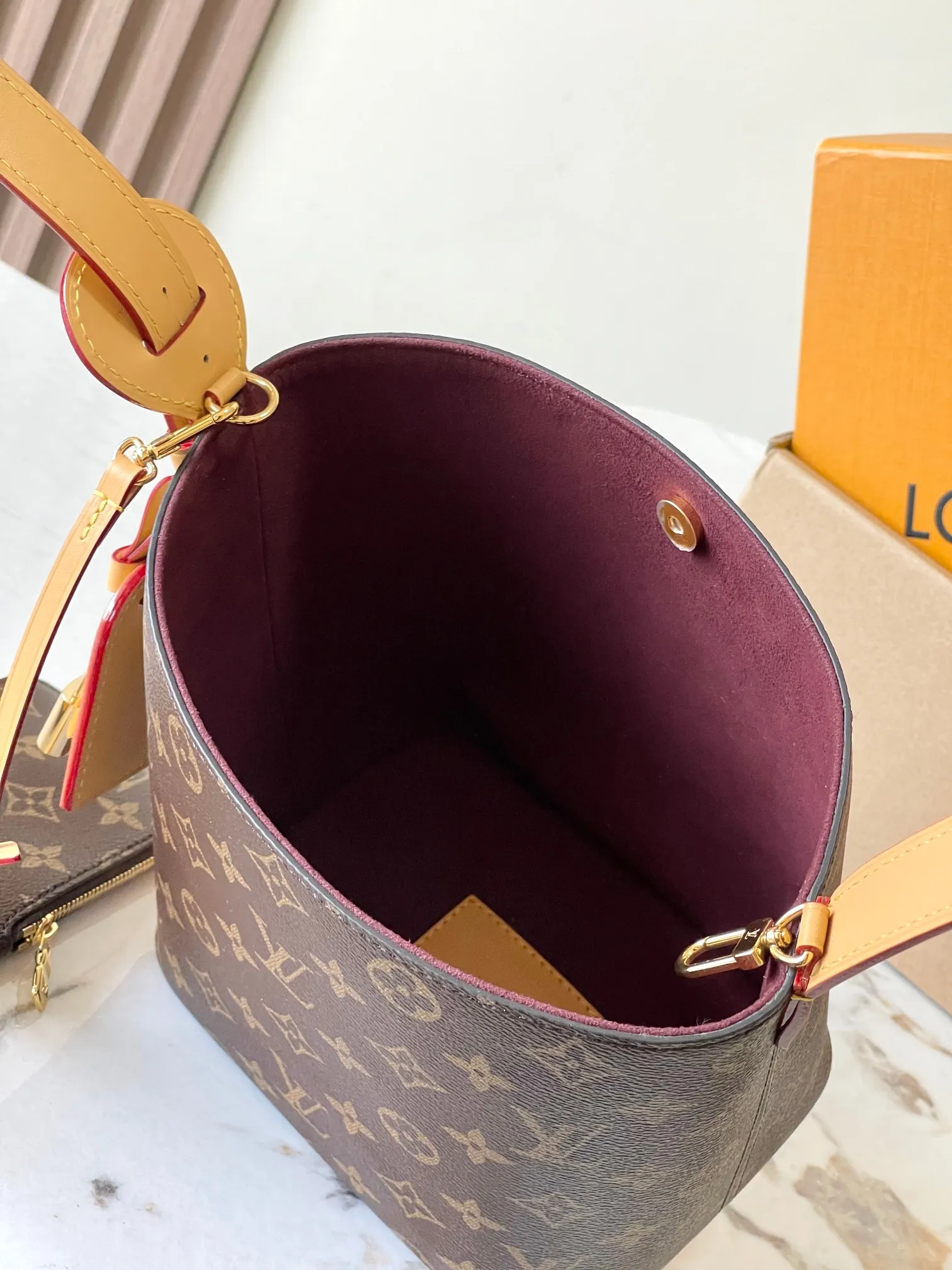 p1660 [Special grade MB chip version original leather] This All InBB handbag Model: M12925 Presbyopia 163c01 chip version Material: A-grade all-steel hardware, imported original fabric Packaging: Full set of original duty-free MB packaging Dimensions: 16 x 13.8 x 12 cm