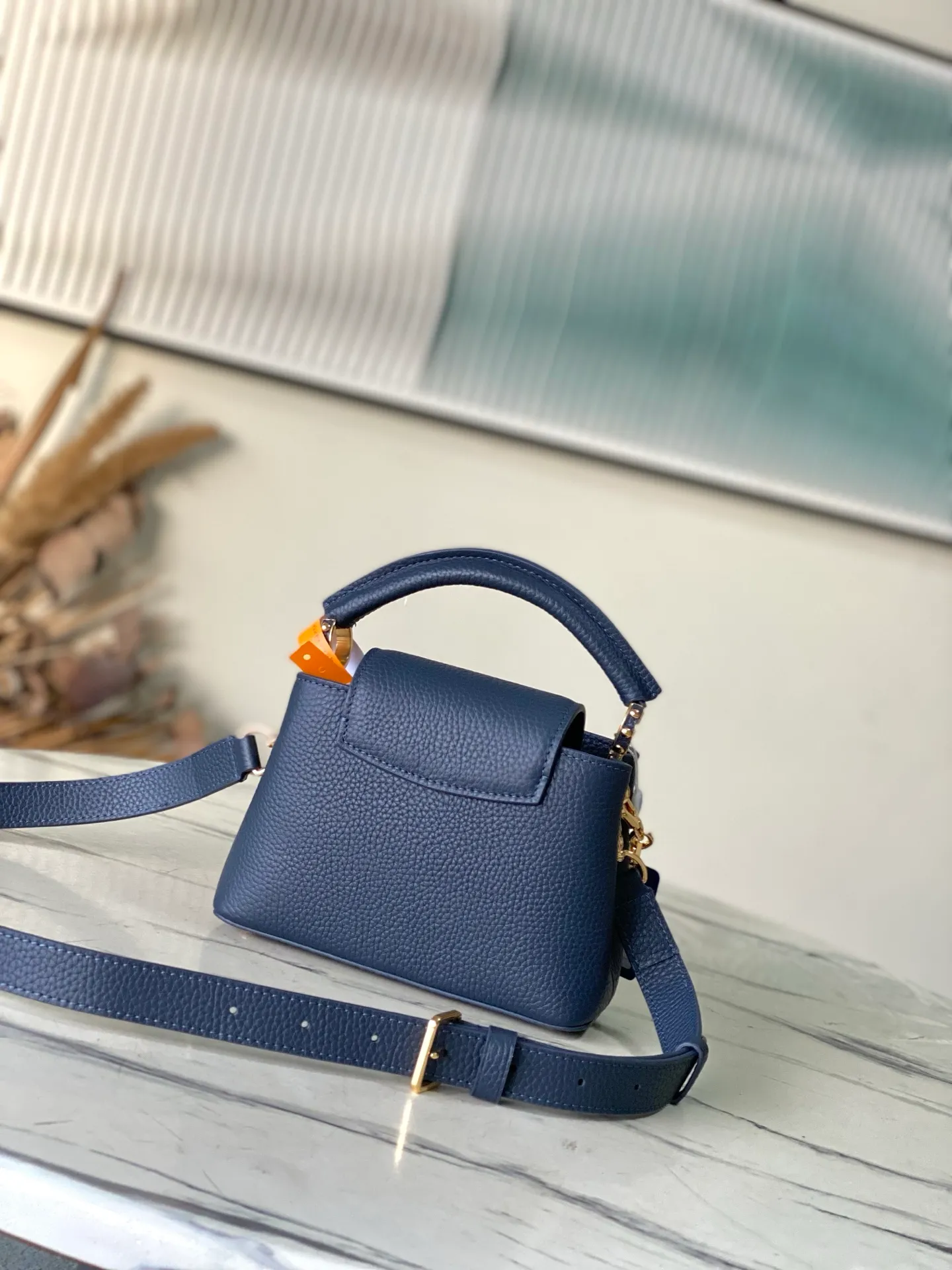 💰2120 "Special Original Leather" M14971 Mini This Capucines mini handbag is from the Harmony series, using a decorative chain to explore the inspiration of the Monogram flower. Taurillon cow leather creates an elegant structure, colorful resin outlines the V letter, and the flip cover provides two styles: external or internal. The neat interior is equipped with multiple pockets, and the detachable and adjustable shoulder strap makes it easy to wear cross-body. Dimensions: 21 × 14 × 8 cm