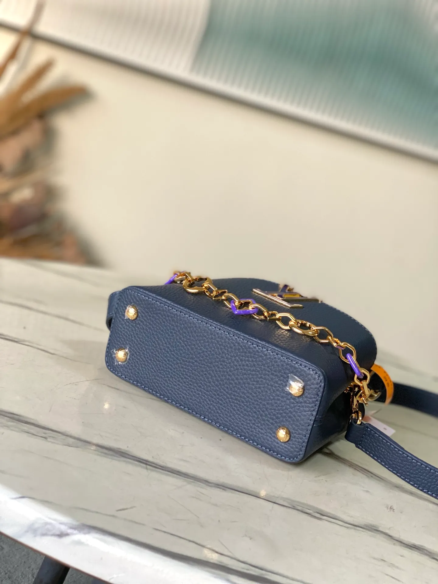 💰2120 "Special Original Leather" M14971 Mini This Capucines mini handbag is from the Harmony series, using a decorative chain to explore the inspiration of the Monogram flower. Taurillon cow leather creates an elegant structure, colorful resin outlines the V letter, and the flip cover provides two styles: external or internal. The neat interior is equipped with multiple pockets, and the detachable and adjustable shoulder strap makes it easy to wear cross-body. Dimensions: 21 × 14 × 8 cm