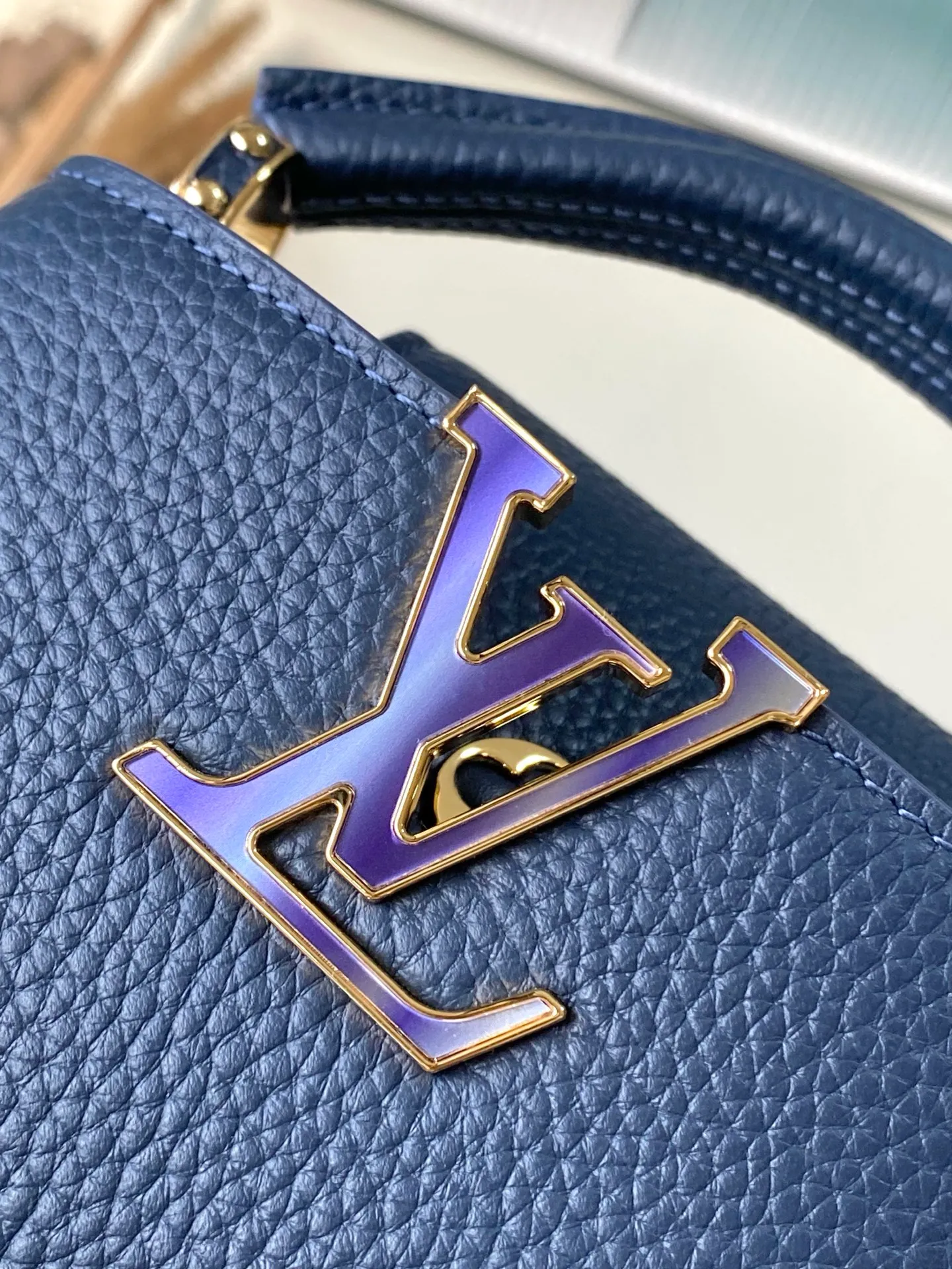 💰2120 "Special Original Leather" M14971 Mini This Capucines mini handbag is from the Harmony series, using a decorative chain to explore the inspiration of the Monogram flower. Taurillon cow leather creates an elegant structure, colorful resin outlines the V letter, and the flip cover provides two styles: external or internal. The neat interior is equipped with multiple pockets, and the detachable and adjustable shoulder strap makes it easy to wear cross-body. Dimensions: 21 × 14 × 8 cm
