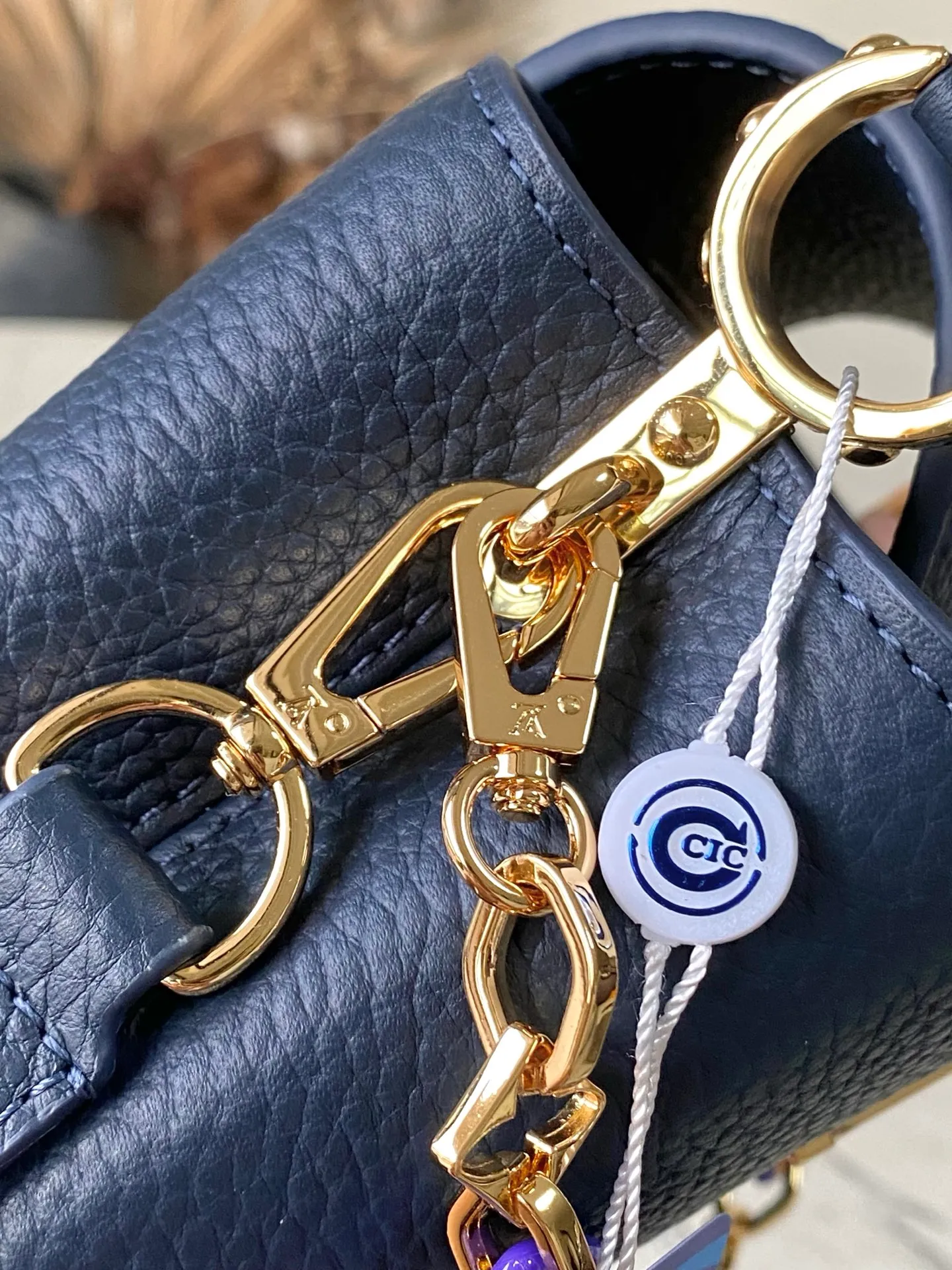 💰2120 "Special Original Leather" M14971 Mini This Capucines mini handbag is from the Harmony series, using a decorative chain to explore the inspiration of the Monogram flower. Taurillon cow leather creates an elegant structure, colorful resin outlines the V letter, and the flip cover provides two styles: external or internal. The neat interior is equipped with multiple pockets, and the detachable and adjustable shoulder strap makes it easy to wear cross-body. Dimensions: 21 × 14 × 8 cm