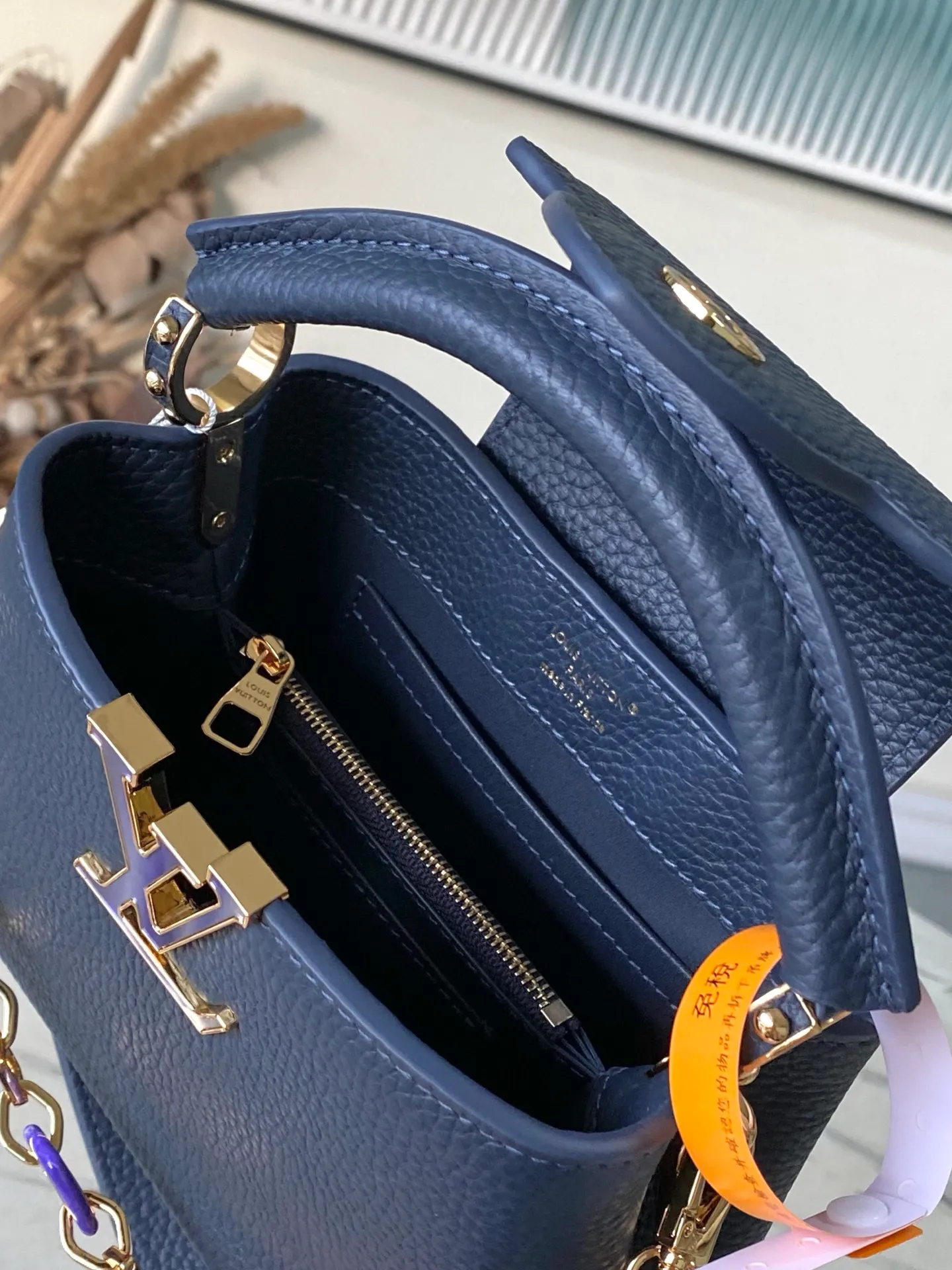 💰2120 "Special Original Leather" M14971 Mini This Capucines mini handbag is from the Harmony series, using a decorative chain to explore the inspiration of the Monogram flower. Taurillon cow leather creates an elegant structure, colorful resin outlines the V letter, and the flip cover provides two styles: external or internal. The neat interior is equipped with multiple pockets, and the detachable and adjustable shoulder strap makes it easy to wear cross-body. Dimensions: 21 × 14 × 8 cm