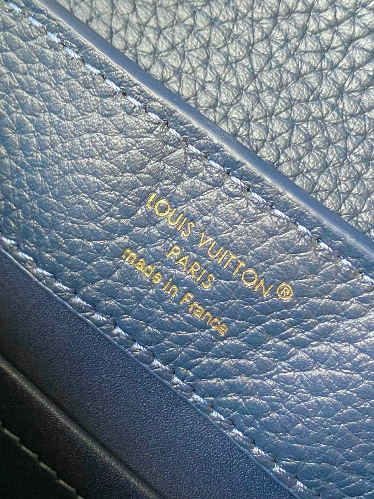 💰2120 "Special Original Leather" M14971 Mini This Capucines mini handbag is from the Harmony series, using a decorative chain to explore the inspiration of the Monogram flower. Taurillon cow leather creates an elegant structure, colorful resin outlines the V letter, and the flip cover provides two styles: external or internal. The neat interior is equipped with multiple pockets, and the detachable and adjustable shoulder strap makes it easy to wear cross-body. Dimensions: 21 × 14 × 8 cm
