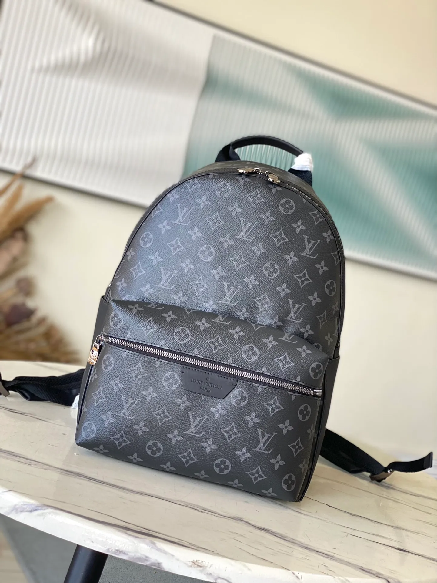 💰960 Top Original M22558 Black Flower This Discovery small backpack is made of Monogram Eclipse canvas and continues its flexible functionality in a more compact configuration. Exterior pockets, zippered front pockets, and open side pockets provide easy access, while interior pockets keep things organized. Dimensions: 29 x 38 x 20 cm