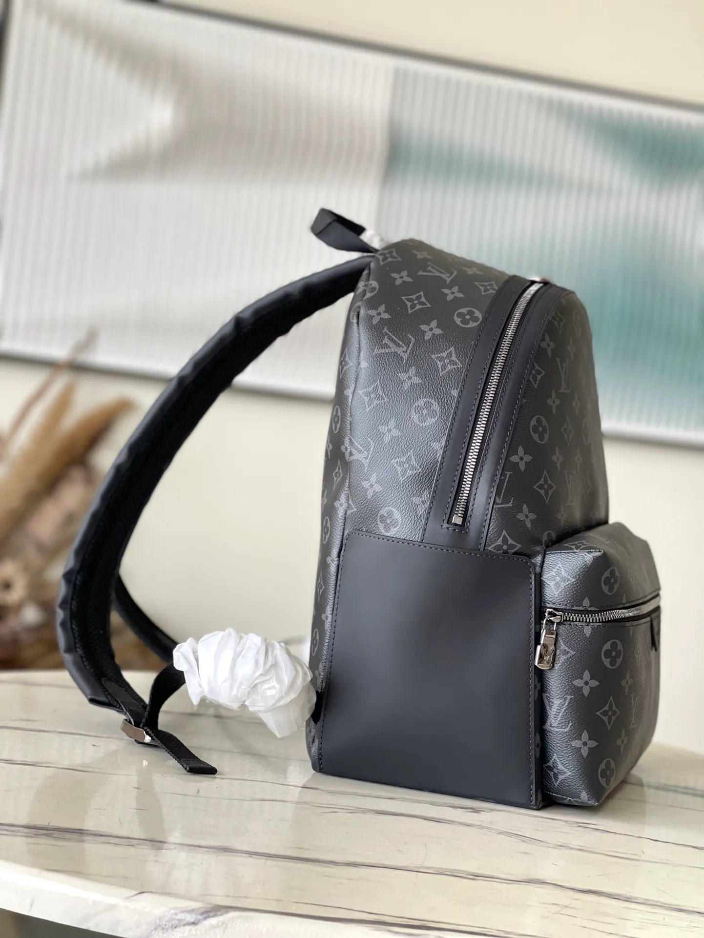 💰960 Top Original M22558 Black Flower This Discovery small backpack is made of Monogram Eclipse canvas and continues its flexible functionality in a more compact configuration. Exterior pockets, zippered front pockets, and open side pockets provide easy access, while interior pockets keep things organized. Dimensions: 29 x 38 x 20 cm