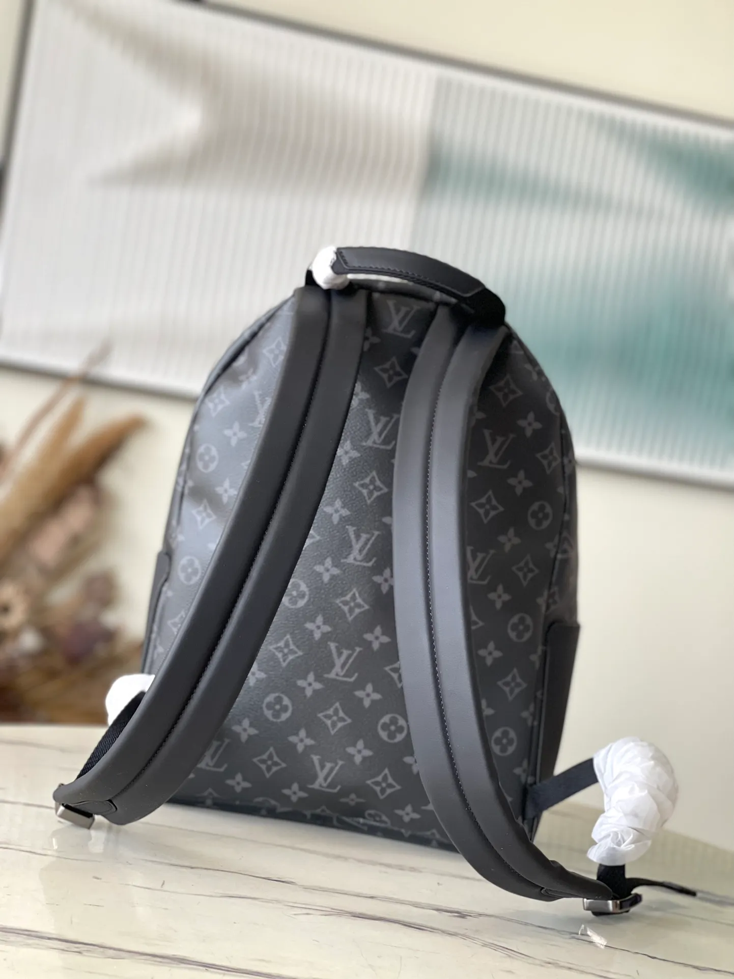 💰960 Top Original M22558 Black Flower This Discovery small backpack is made of Monogram Eclipse canvas and continues its flexible functionality in a more compact configuration. Exterior pockets, zippered front pockets, and open side pockets provide easy access, while interior pockets keep things organized. Dimensions: 29 x 38 x 20 cm