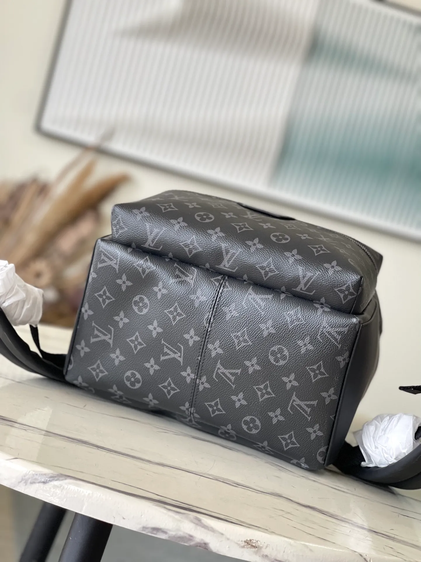 💰960 Top Original M22558 Black Flower This Discovery small backpack is made of Monogram Eclipse canvas and continues its flexible functionality in a more compact configuration. Exterior pockets, zippered front pockets, and open side pockets provide easy access, while interior pockets keep things organized. Dimensions: 29 x 38 x 20 cm