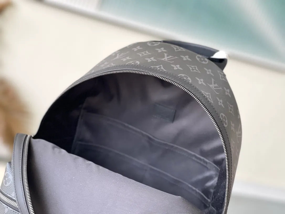 💰960 Top Original M22558 Black Flower This Discovery small backpack is made of Monogram Eclipse canvas and continues its flexible functionality in a more compact configuration. Exterior pockets, zippered front pockets, and open side pockets provide easy access, while interior pockets keep things organized. Dimensions: 29 x 38 x 20 cm