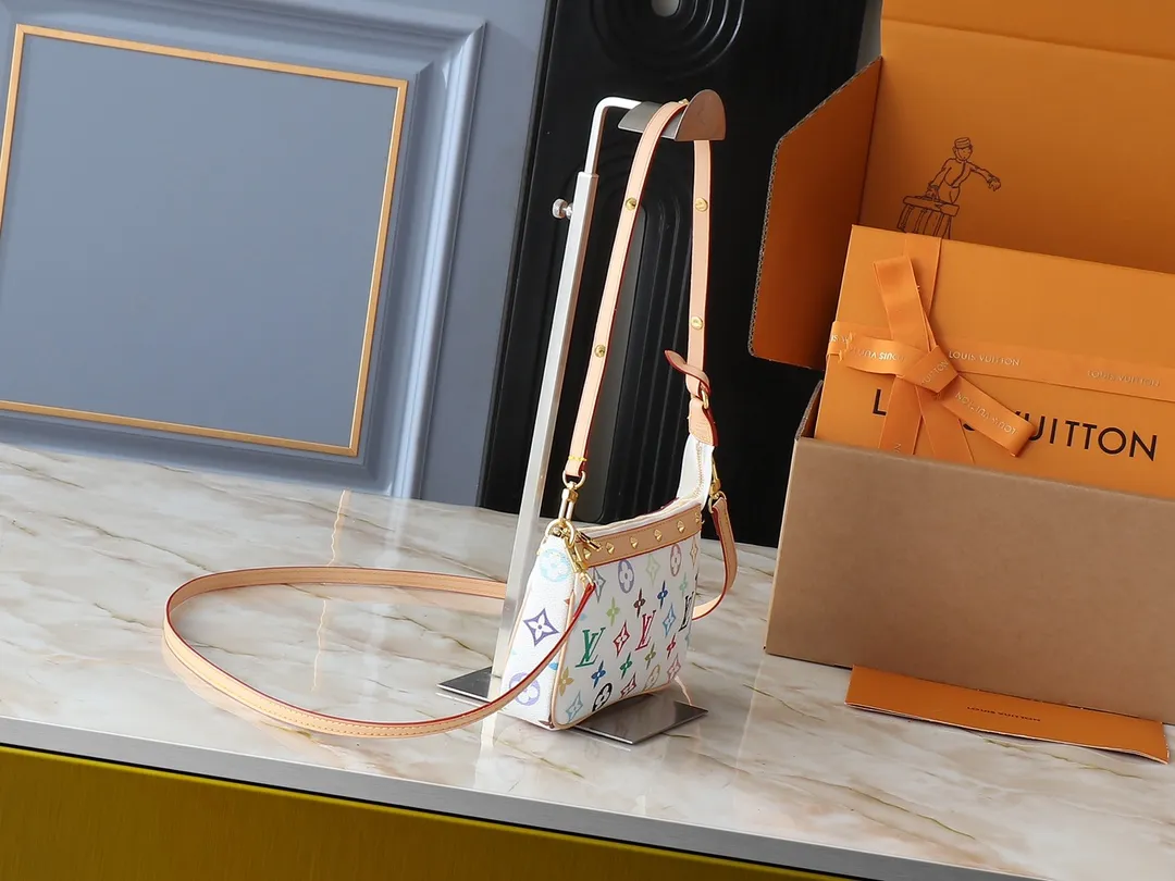 💰180💰Upgraded original M13663 M13404 M13440 M92649 This Pochette Accessoires handbag is made of coated canvas, with colorful Monogram patterns to interpret the smart style of the Louis Vuitton x Murakami cross-border collaboration series. Calf leather trim and dazzling hardware add to the sophisticated details, while the detachable shoulder strap and chain allow for flexible carry. Dimensions: 22.0 x 13.0 x 4.0 cm (length x height x width)