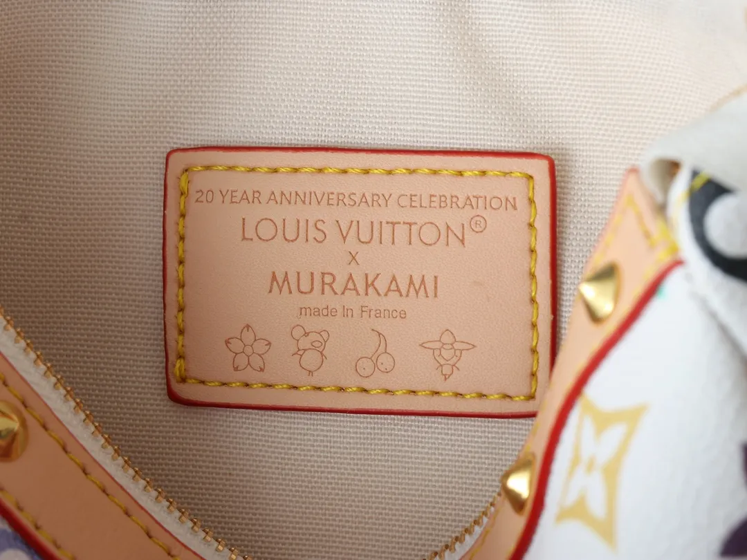 💰180💰Upgraded original M13663 M13404 M13440 M92649 This Pochette Accessoires handbag is made of coated canvas, with colorful Monogram patterns to interpret the smart style of the Louis Vuitton x Murakami cross-border collaboration series. Calf leather trim and dazzling hardware add to the sophisticated details, while the detachable shoulder strap and chain allow for flexible carry. Dimensions: 22.0 x 13.0 x 4.0 cm (length x height x width)