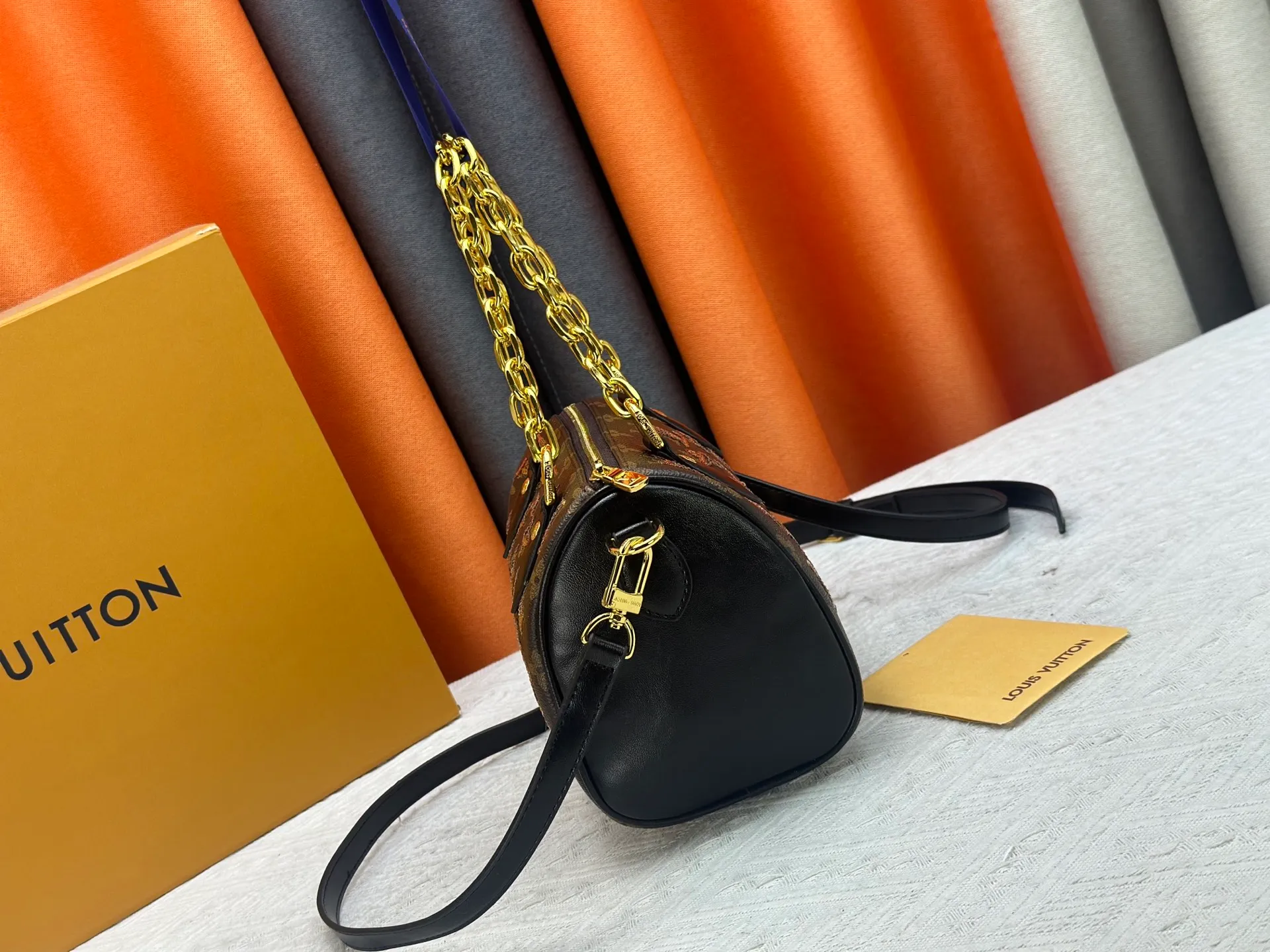 P360 upgraded original M58953 gold sequins M46234 M14291 Speedy Bandoulière 20 handbag is made of soft coated canvas, and the full-length Monogram pattern is traced in colorful rainbow tones, highlighting the smart style of the Louis Vuitton x Murakami reissue series. The Toron handle and detachable shoulder strap are constructed of cow leather, the metal corners recall classic luggage elements, and the bow-shaped key bag and padlock add brand touches. Dimensions: 20.5 x 13.5 x 12.0 cm (length x height x width)