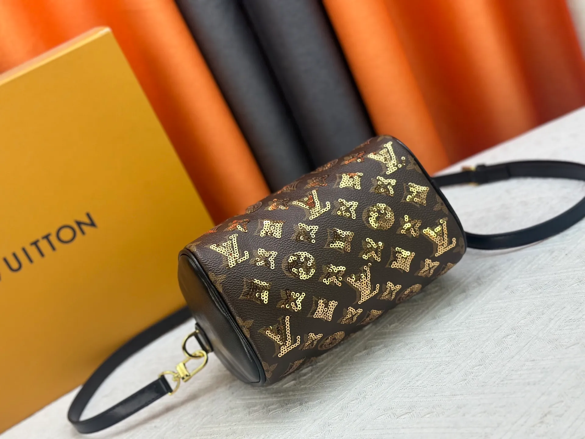P360 upgraded original M58953 gold sequins M46234 M14291 Speedy Bandoulière 20 handbag is made of soft coated canvas, and the full-length Monogram pattern is traced in colorful rainbow tones, highlighting the smart style of the Louis Vuitton x Murakami reissue series. The Toron handle and detachable shoulder strap are constructed of cow leather, the metal corners recall classic luggage elements, and the bow-shaped key bag and padlock add brand touches. Dimensions: 20.5 x 13.5 x 12.0 cm (length x height x width)