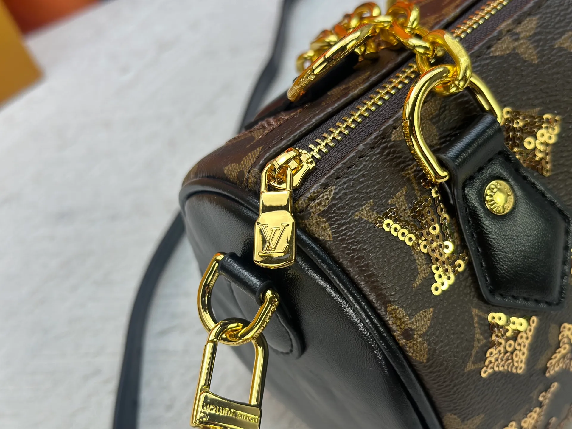 P360 upgraded original M58953 gold sequins M46234 M14291 Speedy Bandoulière 20 handbag is made of soft coated canvas, and the full-length Monogram pattern is traced in colorful rainbow tones, highlighting the smart style of the Louis Vuitton x Murakami reissue series. The Toron handle and detachable shoulder strap are constructed of cow leather, the metal corners recall classic luggage elements, and the bow-shaped key bag and padlock add brand touches. Dimensions: 20.5 x 13.5 x 12.0 cm (length x height x width)