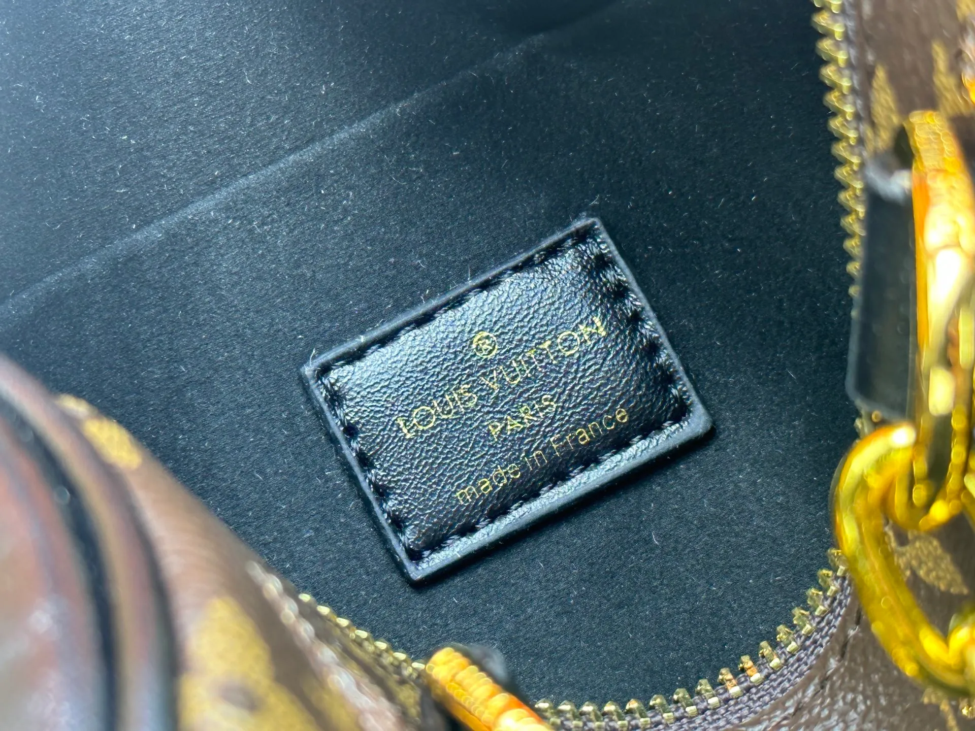 P360 upgraded original M58953 gold sequins M46234 M14291 Speedy Bandoulière 20 handbag is made of soft coated canvas, and the full-length Monogram pattern is traced in colorful rainbow tones, highlighting the smart style of the Louis Vuitton x Murakami reissue series. The Toron handle and detachable shoulder strap are constructed of cow leather, the metal corners recall classic luggage elements, and the bow-shaped key bag and padlock add brand touches. Dimensions: 20.5 x 13.5 x 12.0 cm (length x height x width)