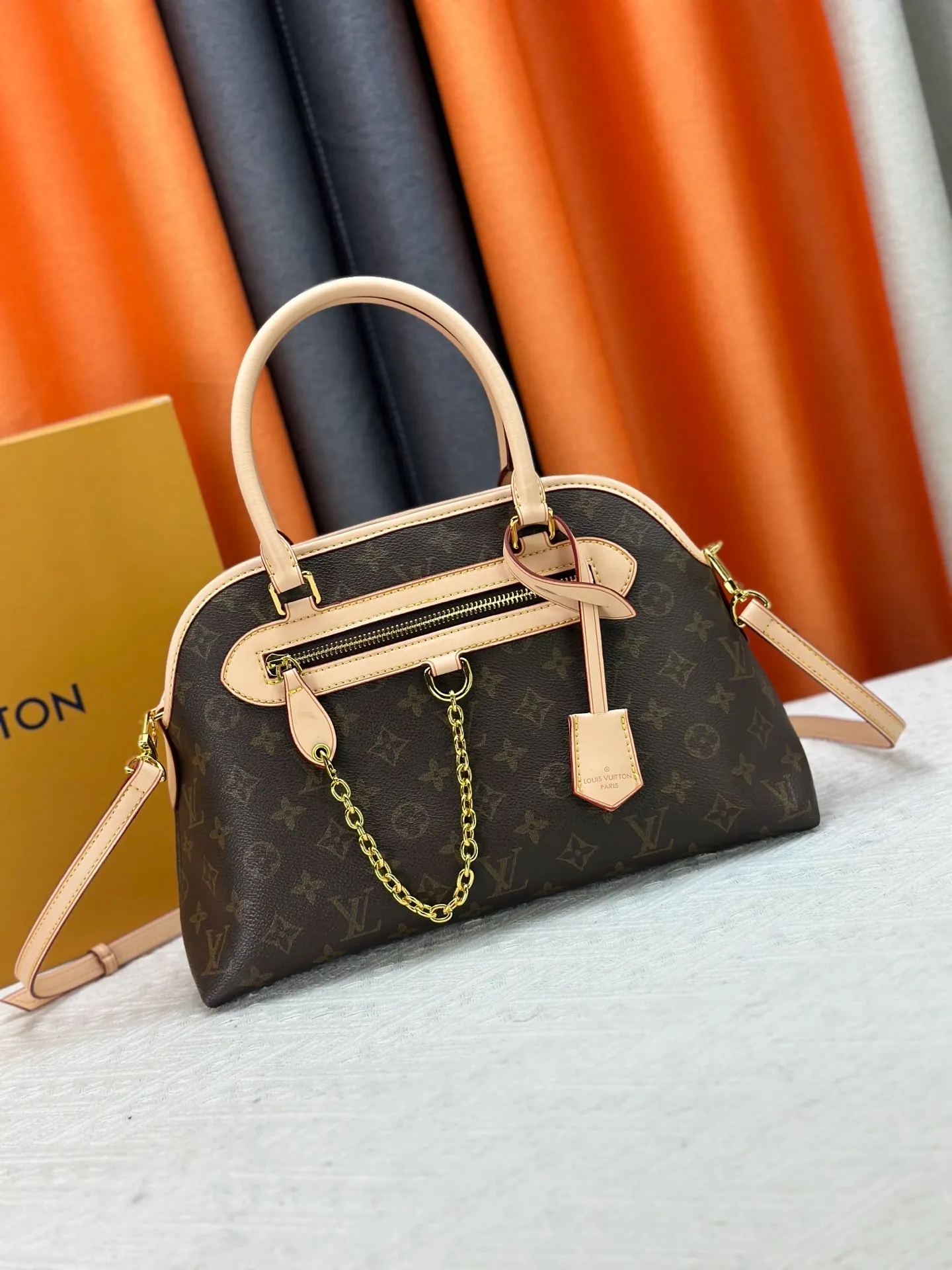 P280 Discolored Leather Upgraded Original M15208 M25774 This Louis Vuitton Ever More PM handbag is made of classic Monogram canvas, with light-colored cowhide trim, and is decorated with a metal chain and padlock design. It can be carried as a handbag or on the shoulder. It is the brand's modern interpretation of retro bags, integrating classic elements and contemporary design, showing an elegant retro style in the 2025 retro trend. It is suitable for daily commuting, leisure and other occasions. It is a fashionable and practical item. Dimensions: 35.0 x 21.0 x 12.0 cm