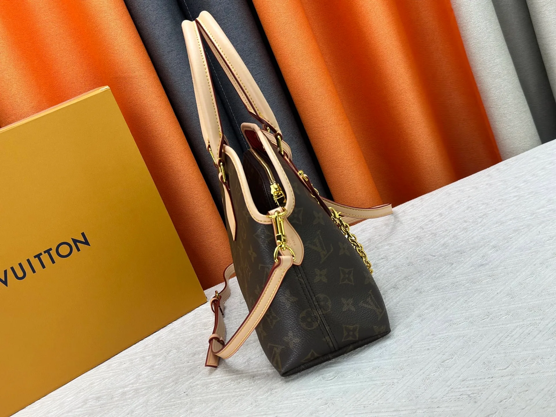 P280 Discolored Leather Upgraded Original M15208 M25774 This Louis Vuitton Ever More PM handbag is made of classic Monogram canvas, with light-colored cowhide trim, and is decorated with a metal chain and padlock design. It can be carried as a handbag or on the shoulder. It is the brand's modern interpretation of retro bags, integrating classic elements and contemporary design, showing an elegant retro style in the 2025 retro trend. It is suitable for daily commuting, leisure and other occasions. It is a fashionable and practical item. Dimensions: 35.0 x 21.0 x 12.0 cm