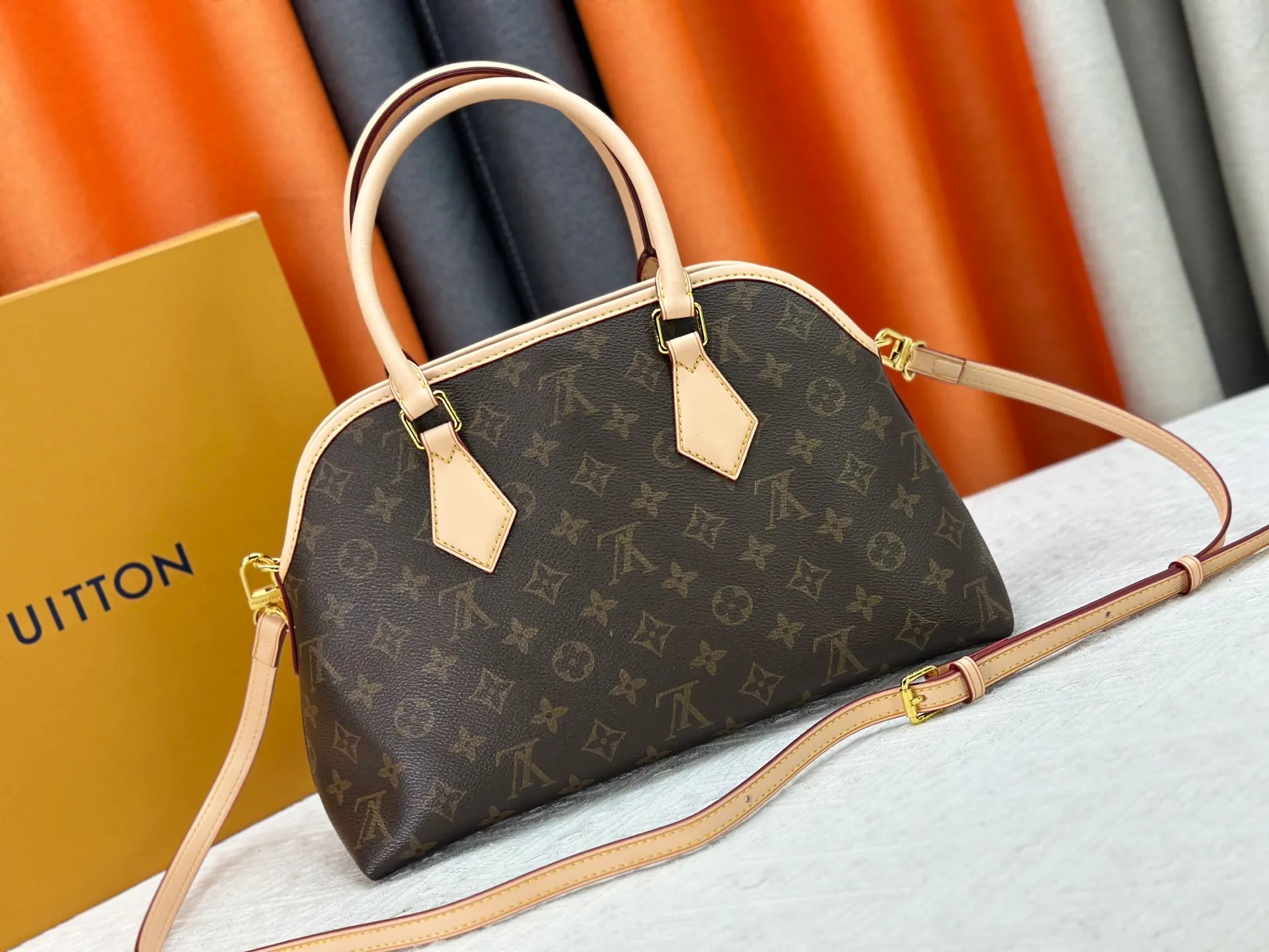 P280 Discolored Leather Upgraded Original M15208 M25774 This Louis Vuitton Ever More PM handbag is made of classic Monogram canvas, with light-colored cowhide trim, and is decorated with a metal chain and padlock design. It can be carried as a handbag or on the shoulder. It is the brand's modern interpretation of retro bags, integrating classic elements and contemporary design, showing an elegant retro style in the 2025 retro trend. It is suitable for daily commuting, leisure and other occasions. It is a fashionable and practical item. Dimensions: 35.0 x 21.0 x 12.0 cm