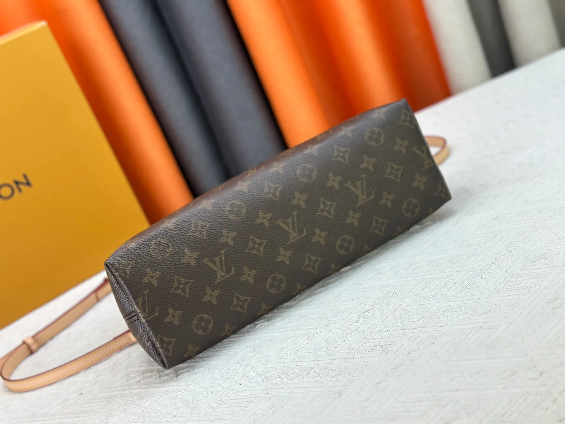 P280 Discolored Leather Upgraded Original M15208 M25774 This Louis Vuitton Ever More PM handbag is made of classic Monogram canvas, with light-colored cowhide trim, and is decorated with a metal chain and padlock design. It can be carried as a handbag or on the shoulder. It is the brand's modern interpretation of retro bags, integrating classic elements and contemporary design, showing an elegant retro style in the 2025 retro trend. It is suitable for daily commuting, leisure and other occasions. It is a fashionable and practical item. Dimensions: 35.0 x 21.0 x 12.0 cm