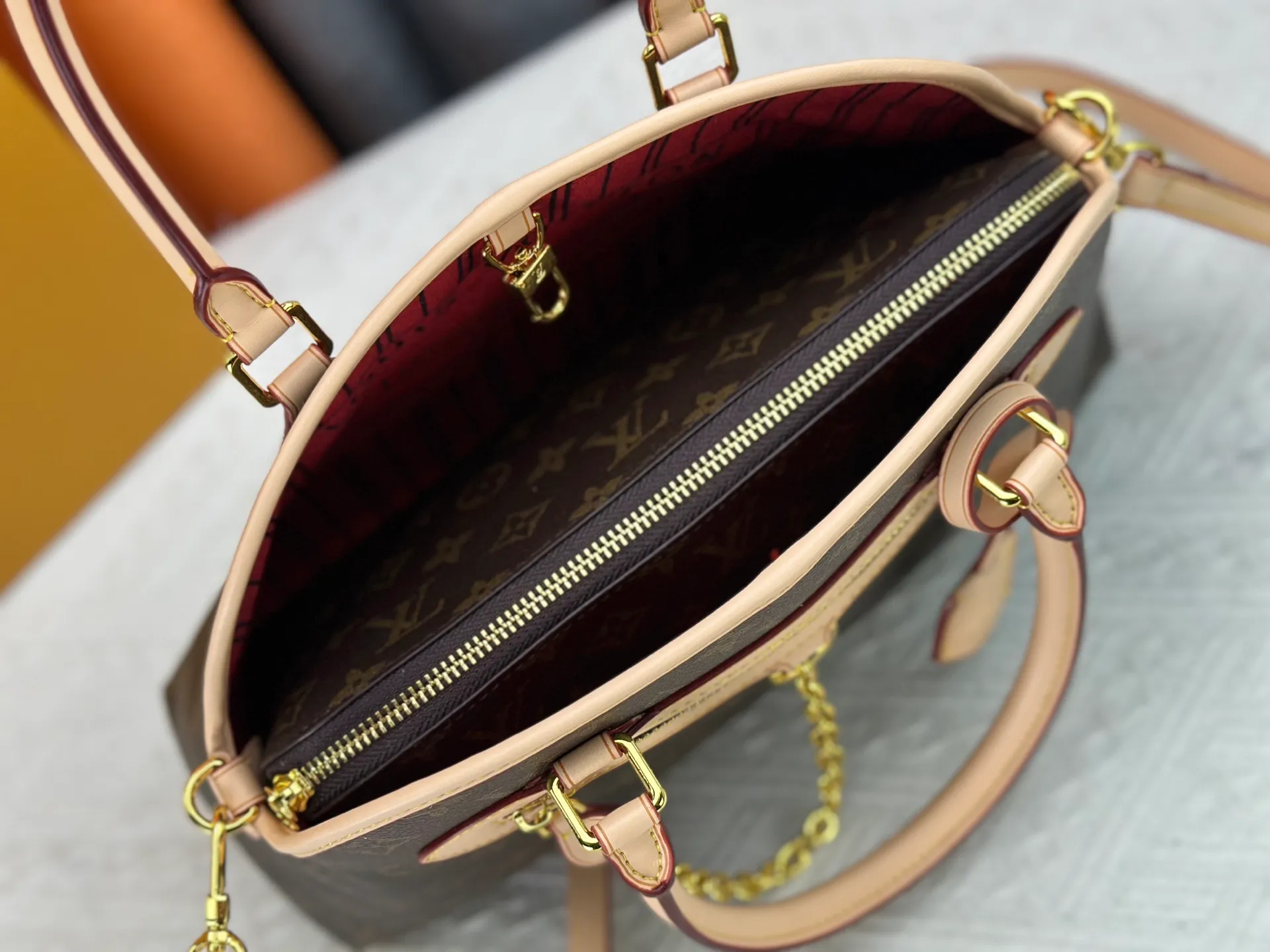 P280 Discolored Leather Upgraded Original M15208 M25774 This Louis Vuitton Ever More PM handbag is made of classic Monogram canvas, with light-colored cowhide trim, and is decorated with a metal chain and padlock design. It can be carried as a handbag or on the shoulder. It is the brand's modern interpretation of retro bags, integrating classic elements and contemporary design, showing an elegant retro style in the 2025 retro trend. It is suitable for daily commuting, leisure and other occasions. It is a fashionable and practical item. Dimensions: 35.0 x 21.0 x 12.0 cm