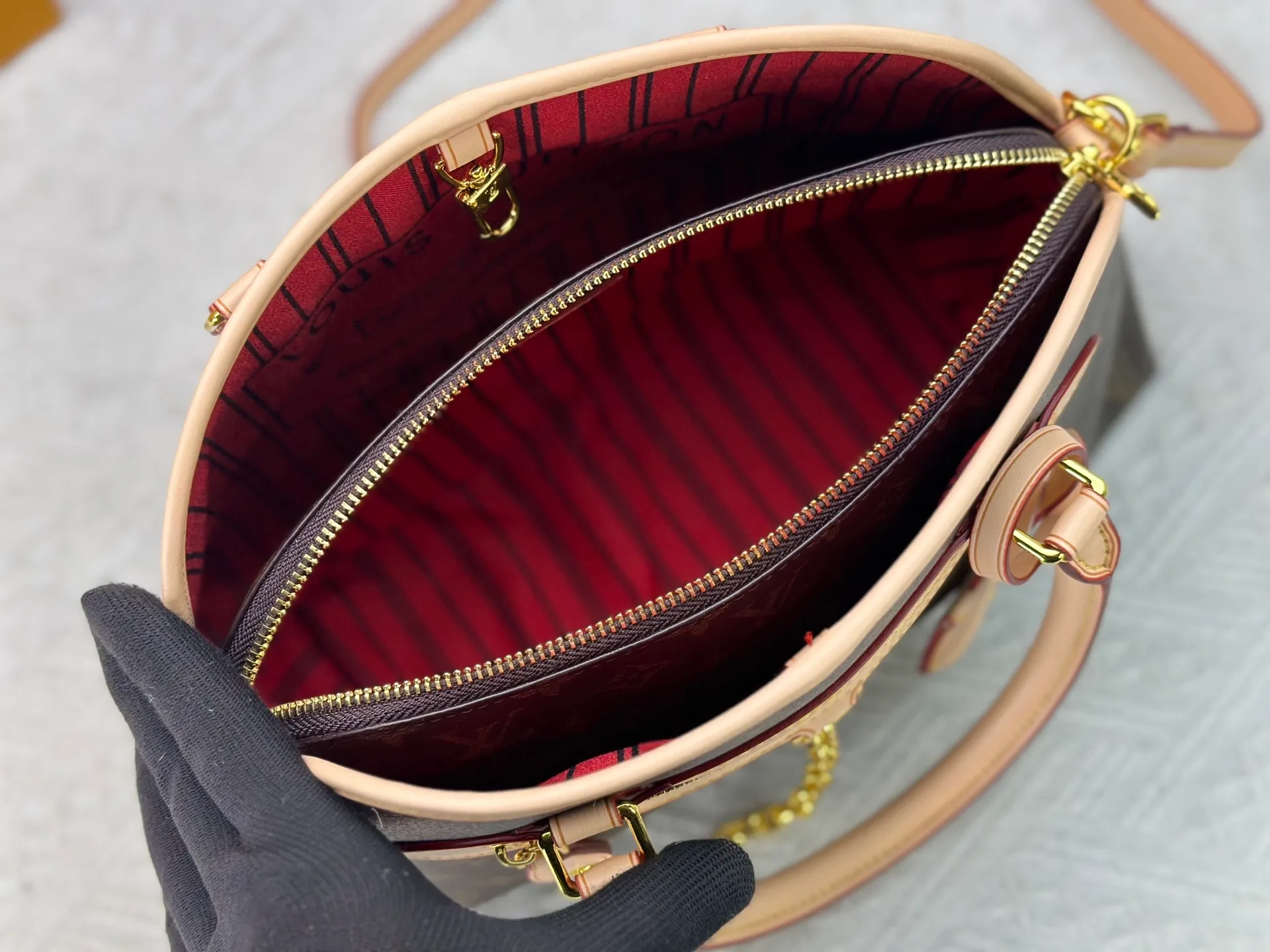 P280 Discolored Leather Upgraded Original M15208 M25774 This Louis Vuitton Ever More PM handbag is made of classic Monogram canvas, with light-colored cowhide trim, and is decorated with a metal chain and padlock design. It can be carried as a handbag or on the shoulder. It is the brand's modern interpretation of retro bags, integrating classic elements and contemporary design, showing an elegant retro style in the 2025 retro trend. It is suitable for daily commuting, leisure and other occasions. It is a fashionable and practical item. Dimensions: 35.0 x 21.0 x 12.0 cm