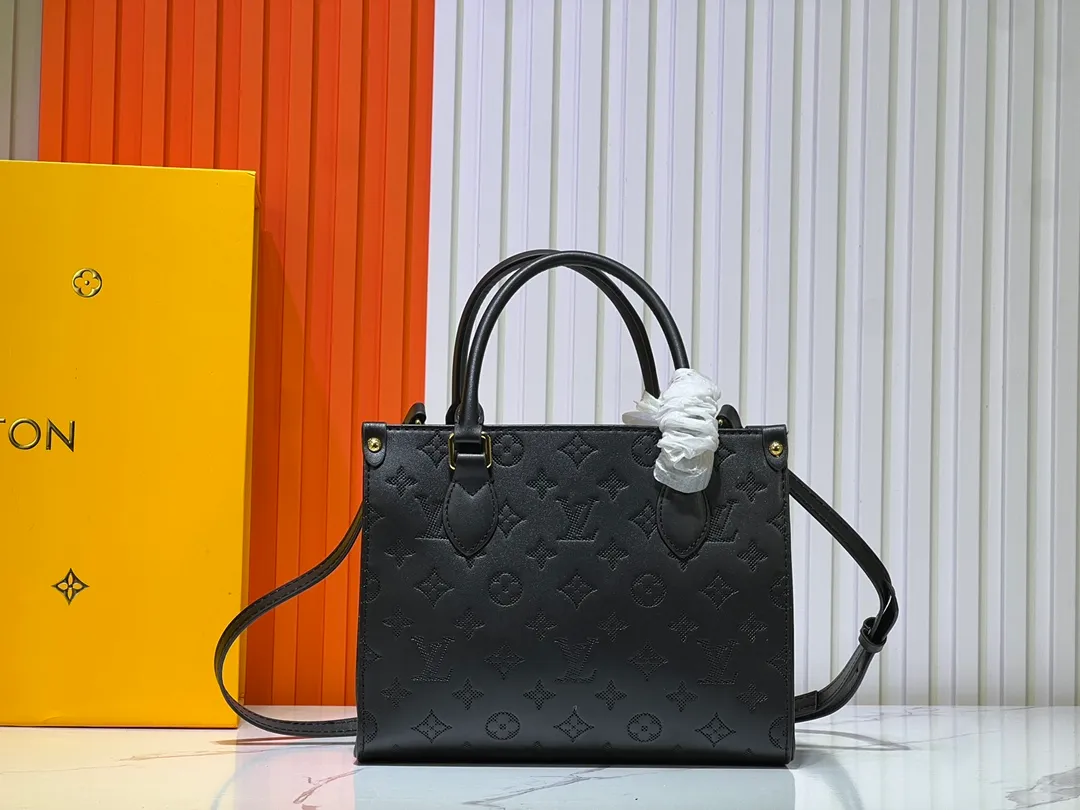Batch 260💰Upgraded from the original M12465 M12775 M45659 M45607 MM45595 M46531 M45495 This Monogram Ink series OnTheGo medium handbag has a matte texture of smooth cow leather, and the rivet tabs on the corners pay tribute to the brand's classic hard box design. The neat interior has a large zipper pocket for storing banknotes and receipts. Dimensions: 25 x 19x 11 cm (length x height x width)